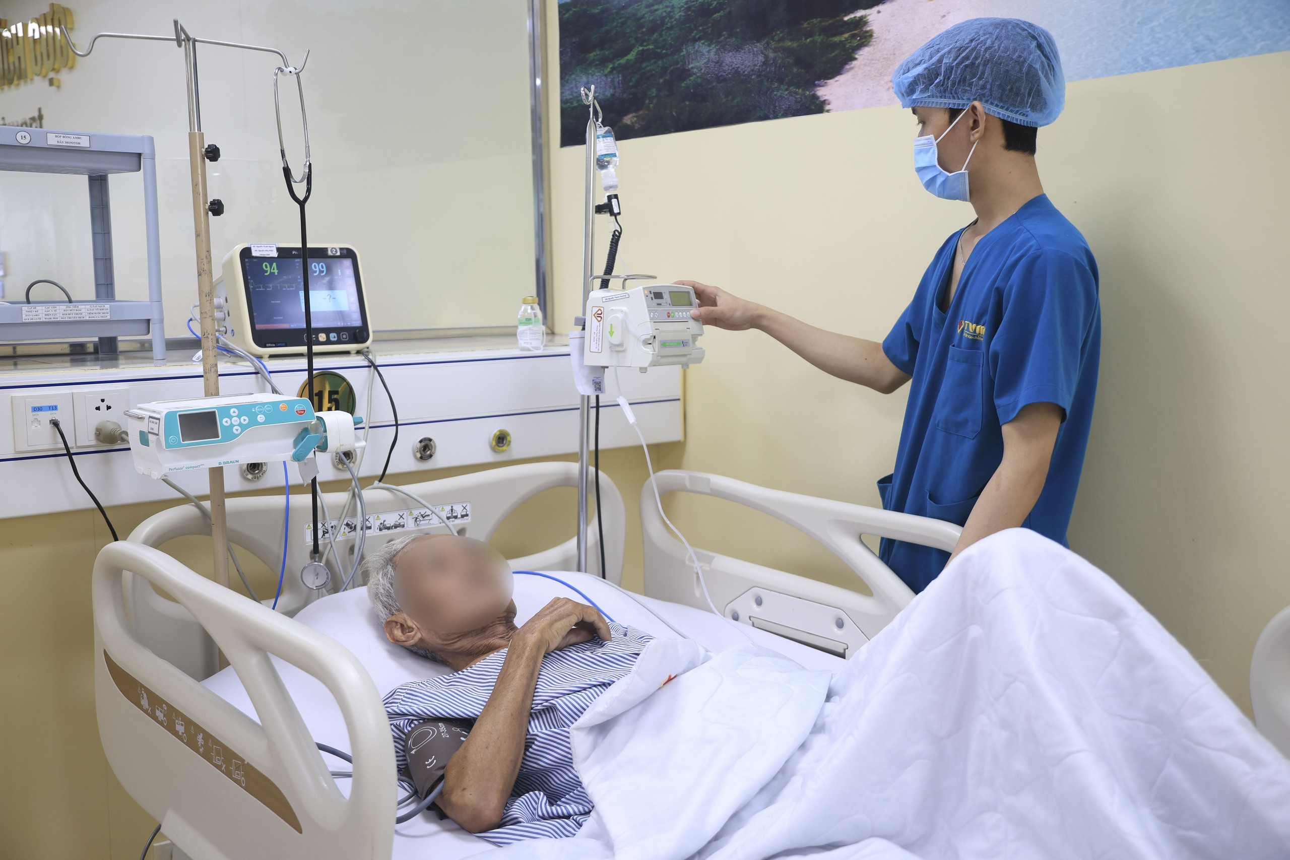 Cứu cụ ông 77 tuổi bị tắc mạch nuôi tim, rất nguy kịch - Ảnh 1.