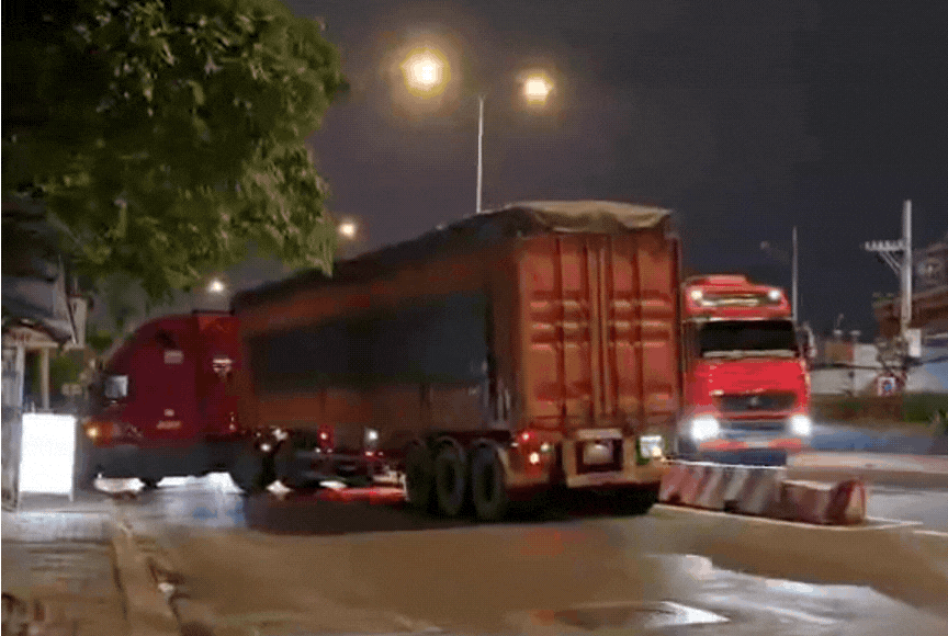 Đi ngược chiều cho tiện đường, t&agrave;i xế container bị CSGT TP.HCM phạt 5 triệu đồng- Ảnh 1.