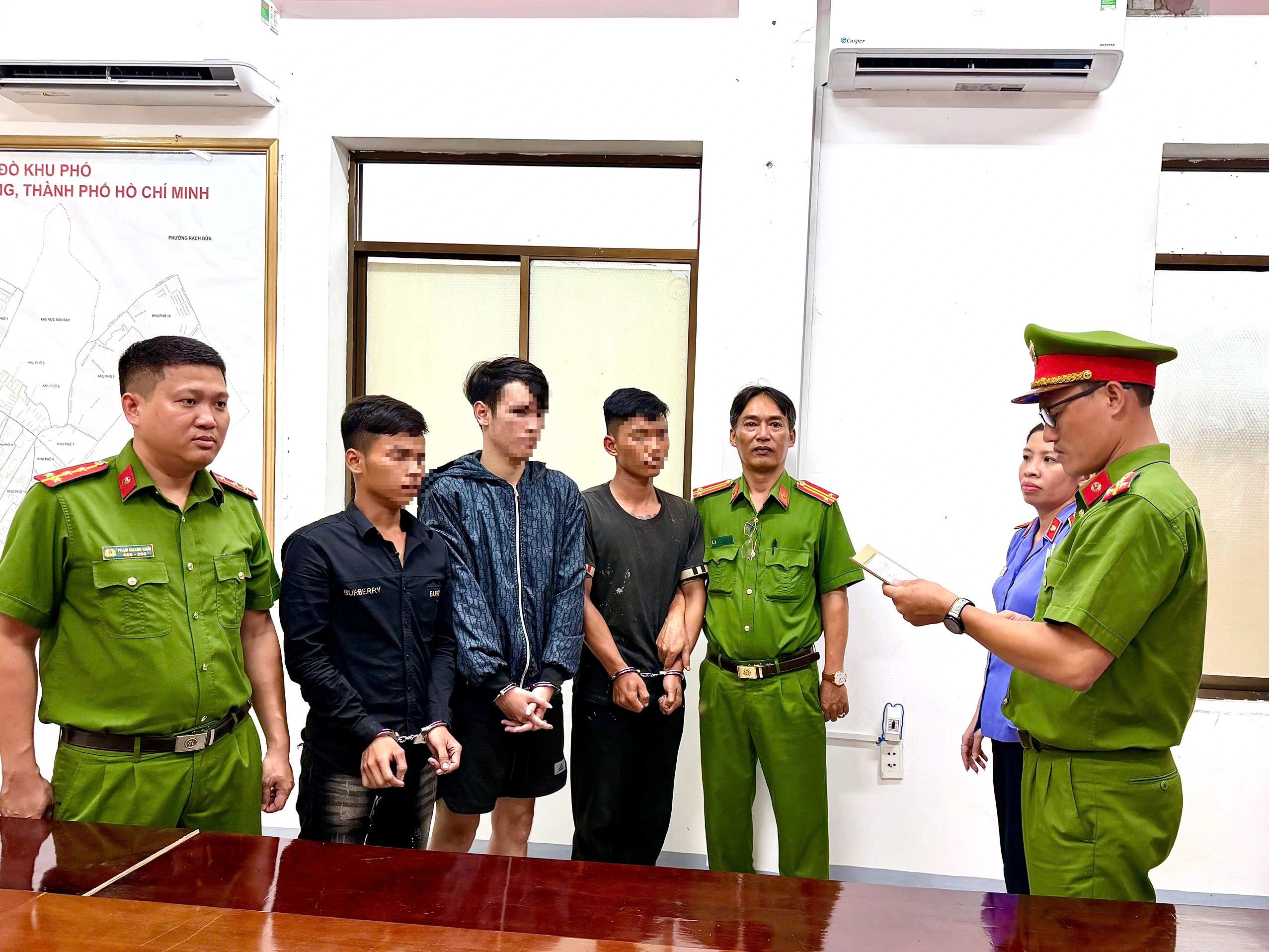 Bắt giữ 3 người chạy xe máy truy đuổi, đánh nạn nhân trên đường phố- Ảnh 1.