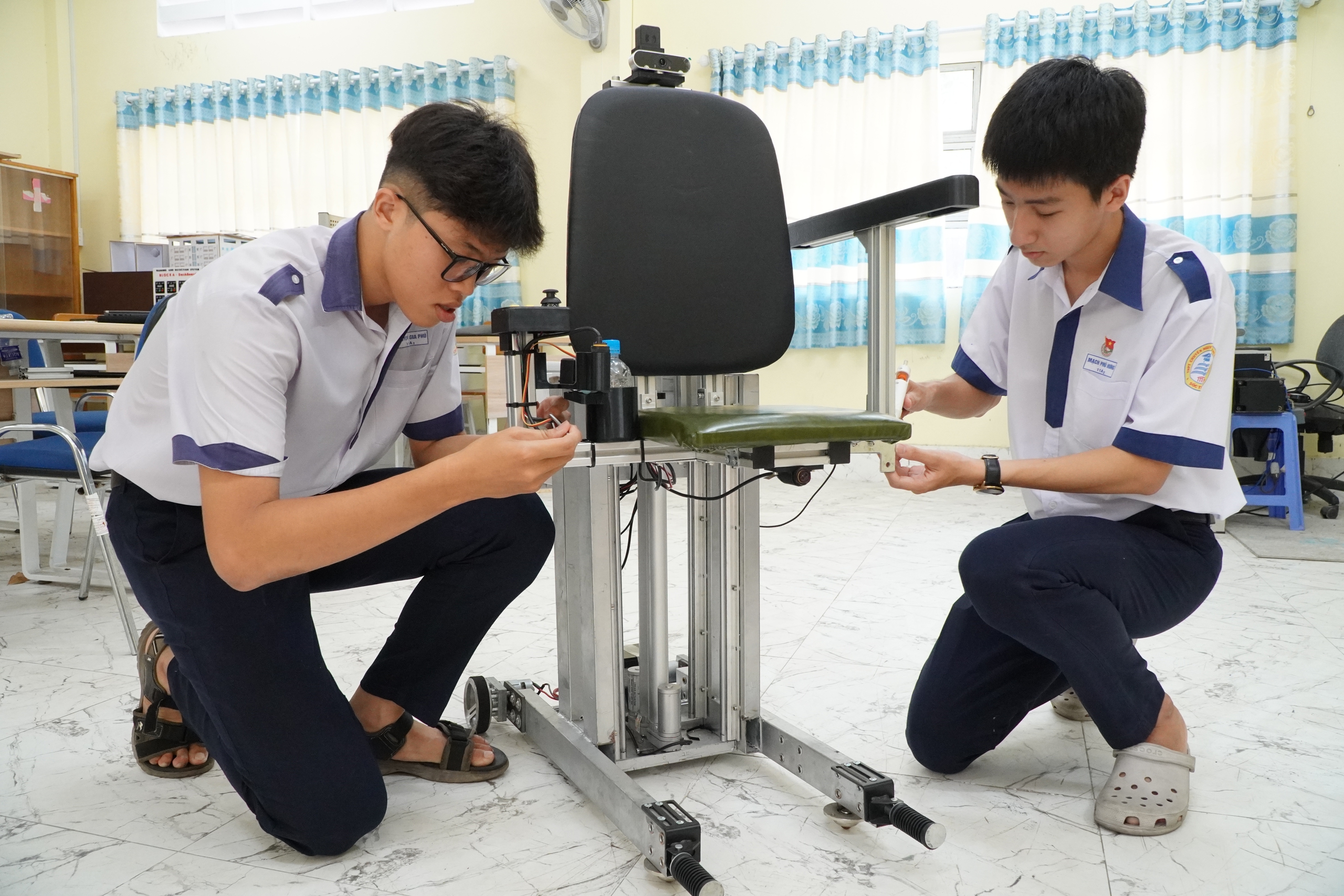 Nam sinh lớp 11 chế tạo robot 'vệ sĩ' chăm sóc người già neo đơn - Ảnh 1.