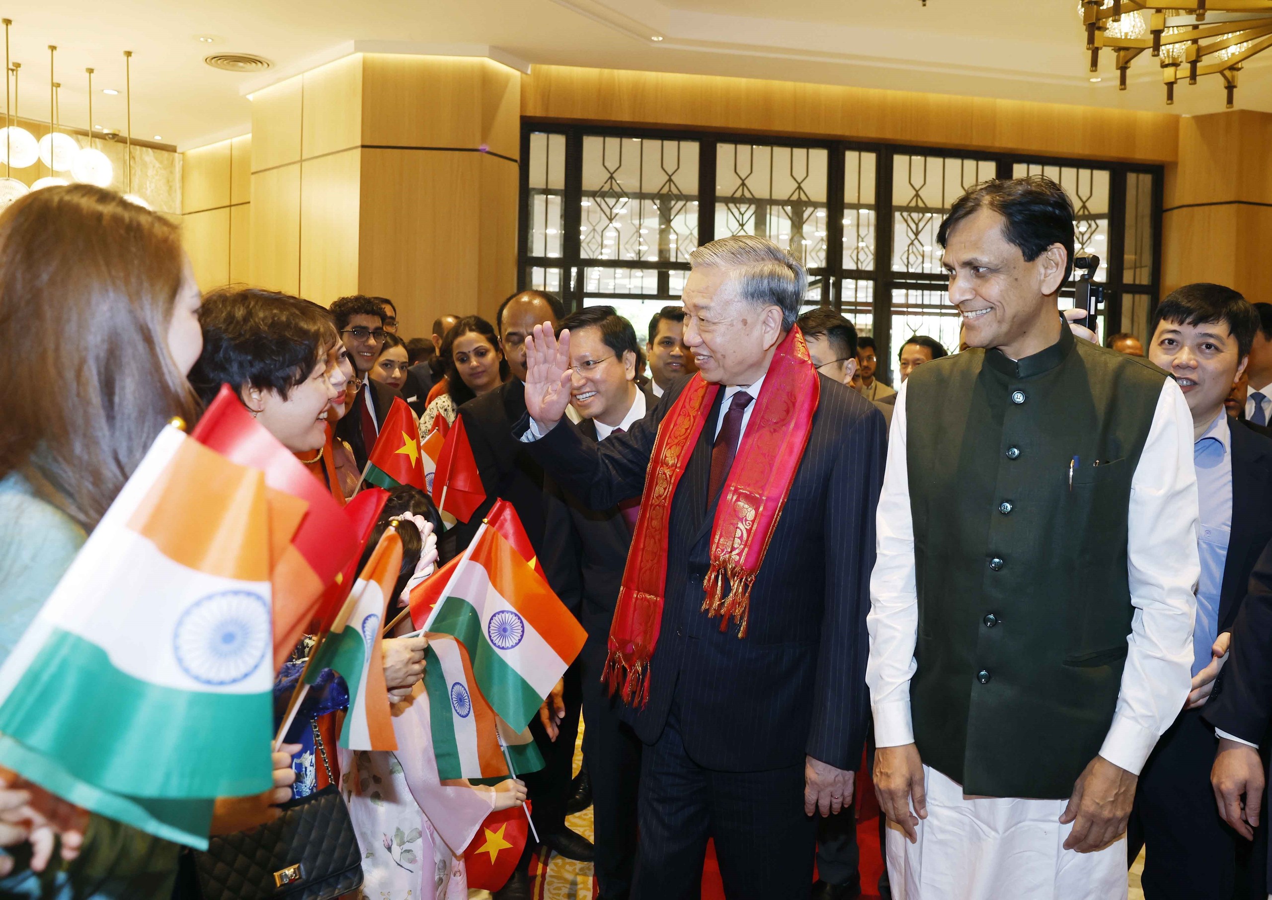 Tổng B&iacute; thư, Chủ tịch nước T&ocirc; L&acirc;m đến New Delhi, bắt đầu thăm Ấn Độ - Ảnh 2.