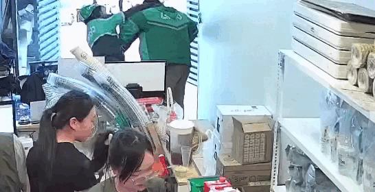 Nam shipper bị đồng nghiệp h&agrave;nh hung, dọa giết ở qu&aacute;n tr&agrave; sữa- Ảnh 1.