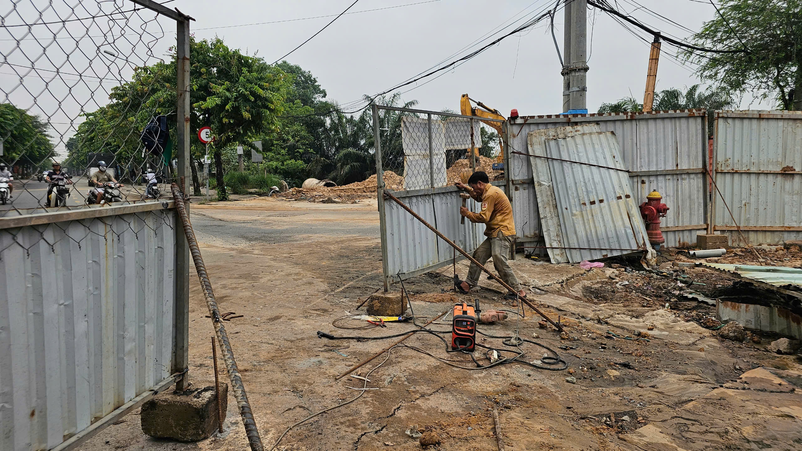 TP.HCM: Mưa lớn ngập đường, nước cuốn phăng r&agrave;o chắn c&ocirc;ng tr&igrave;nh ở H&oacute;c M&ocirc;n - Ảnh 6.