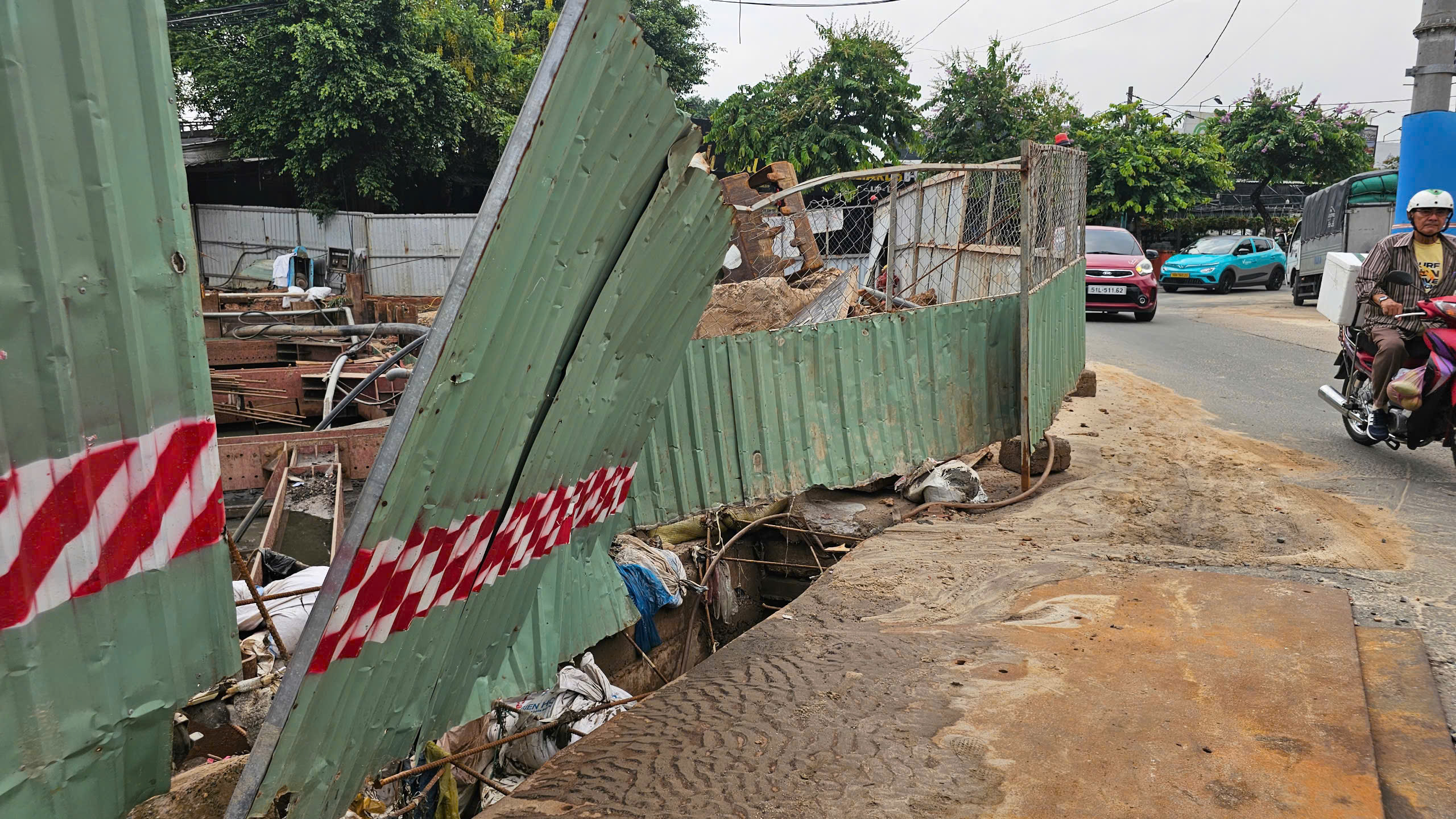 TP.HCM: Mưa lớn ngập đường, nước cuốn phăng r&agrave;o chắn c&ocirc;ng tr&igrave;nh ở H&oacute;c M&ocirc;n - Ảnh 5.