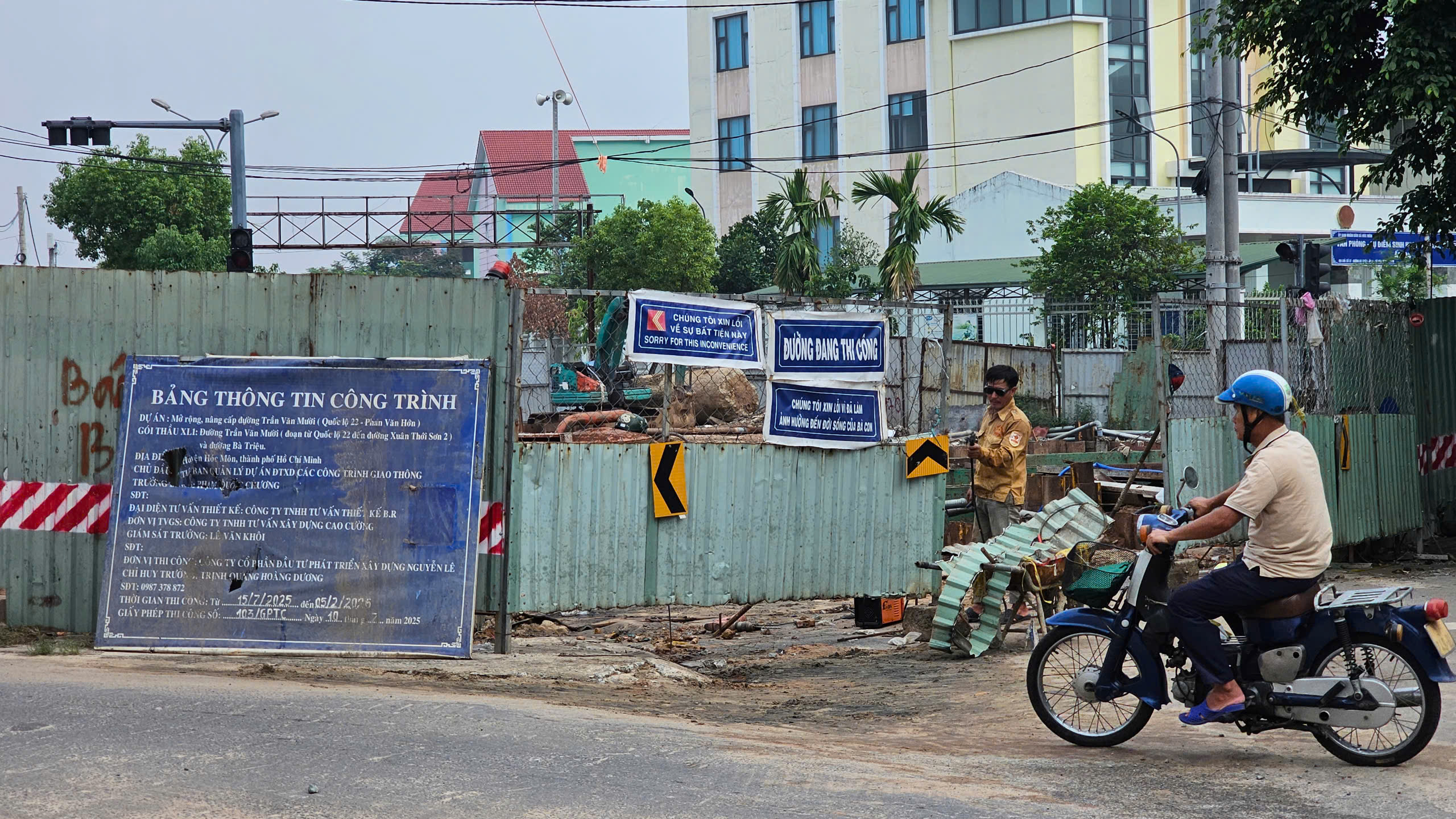 TP.HCM: Mưa lớn ngập đường, nước cuốn phăng r&agrave;o chắn c&ocirc;ng tr&igrave;nh ở H&oacute;c M&ocirc;n - Ảnh 7.