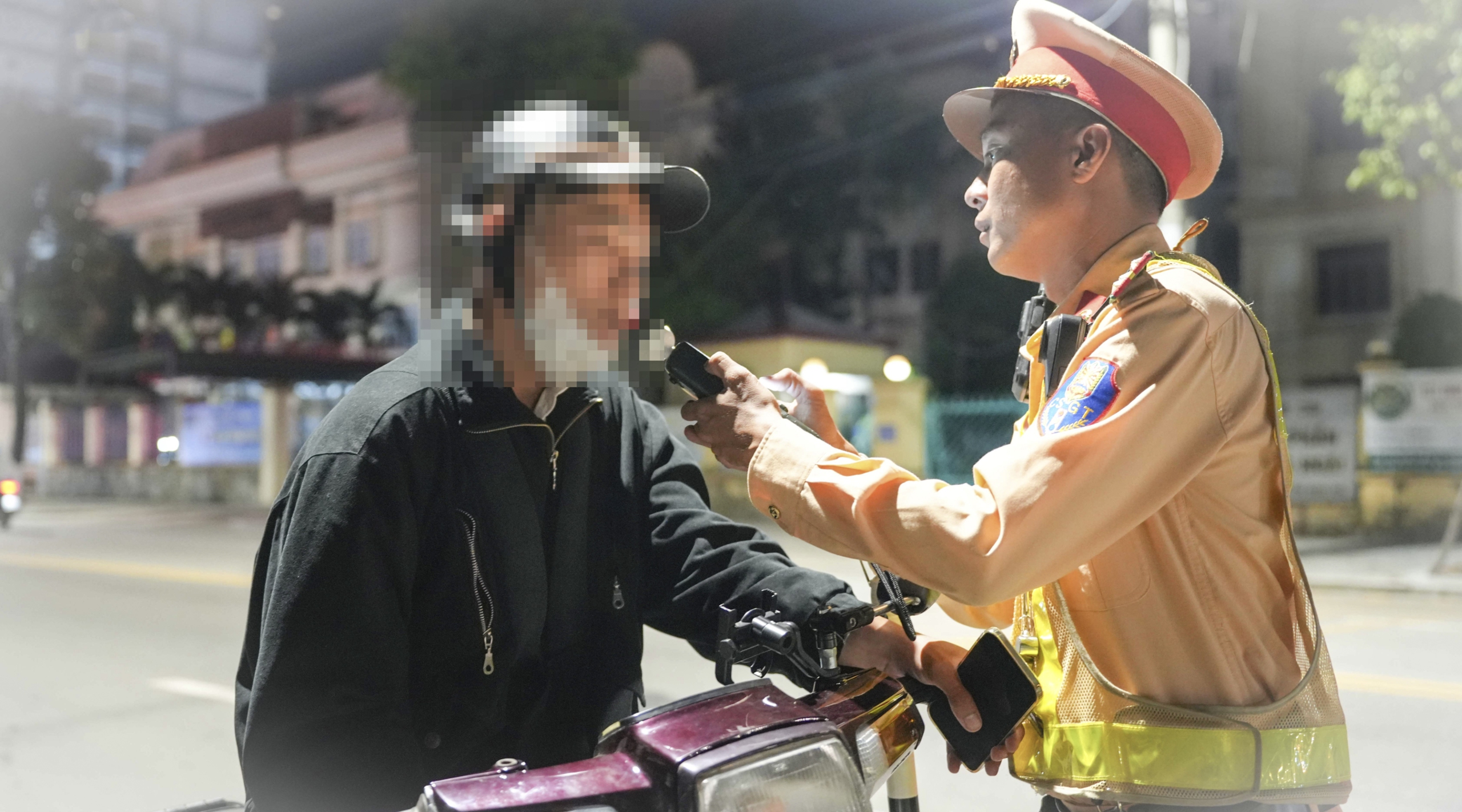 Thiếu niên 15 tuổi bốc đầu xe máy, bị tịch thu phương tiện- Ảnh 3. Thiếu niên 15 tuổi bốc đầu xe máy, bị tịch thu phương tiện- Ảnh 3.