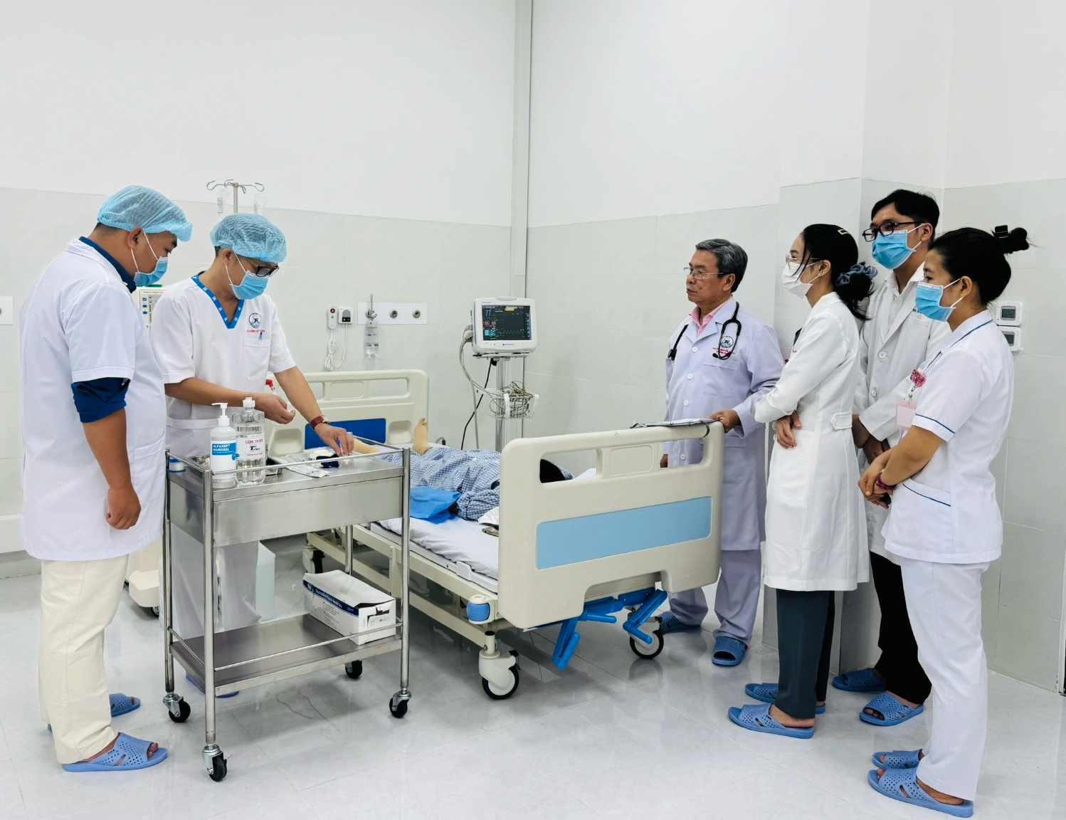 Chấm dứt cảnh 'ly hương chữa bệnh' cho người suy thận mạn ở Côn Đảo - Ảnh 2.