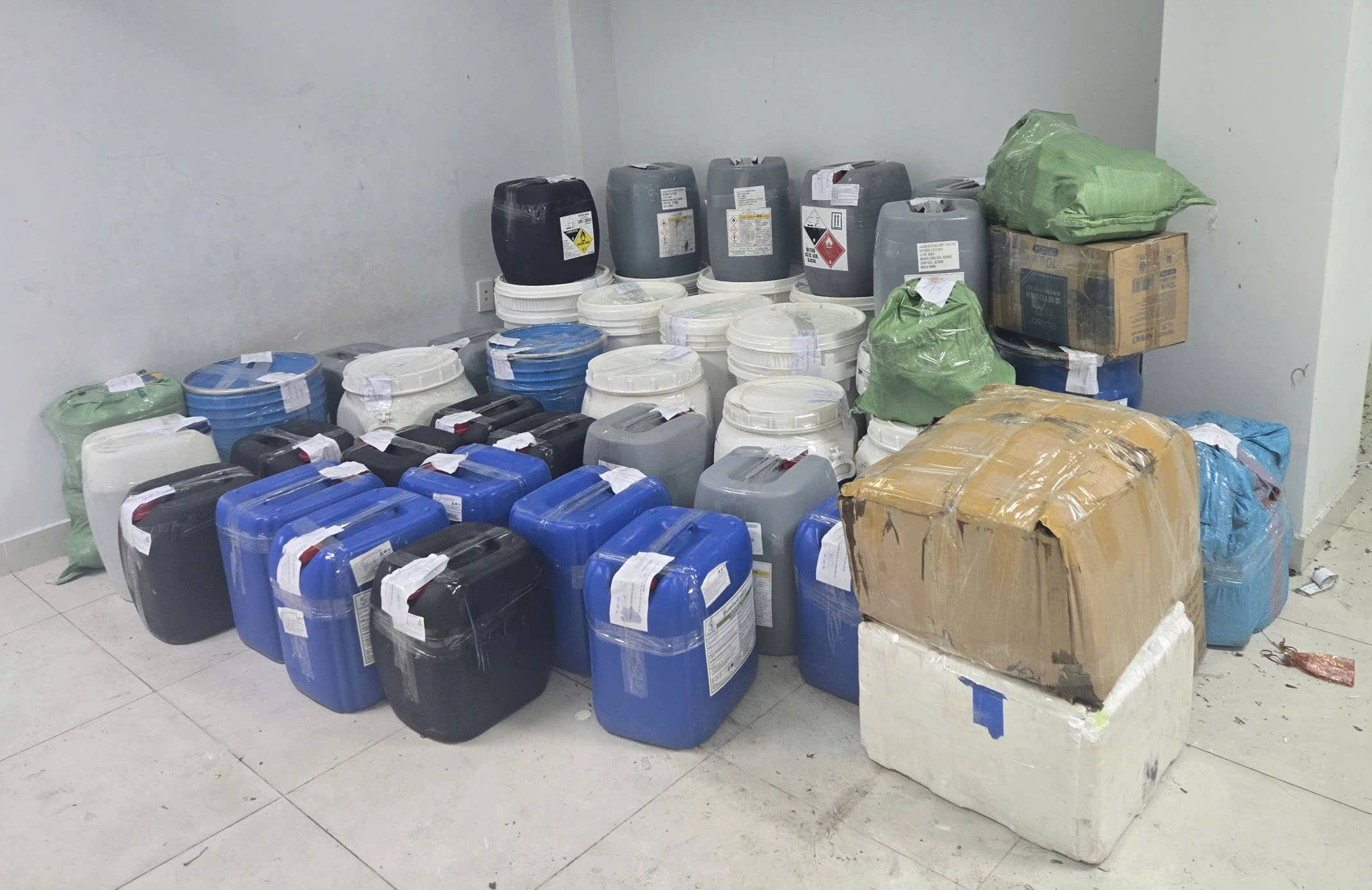 TP.HCM: Bắt giam giám đốc 'phù phép' a xít công nghiệp thành giấm ăn- Ảnh 2.