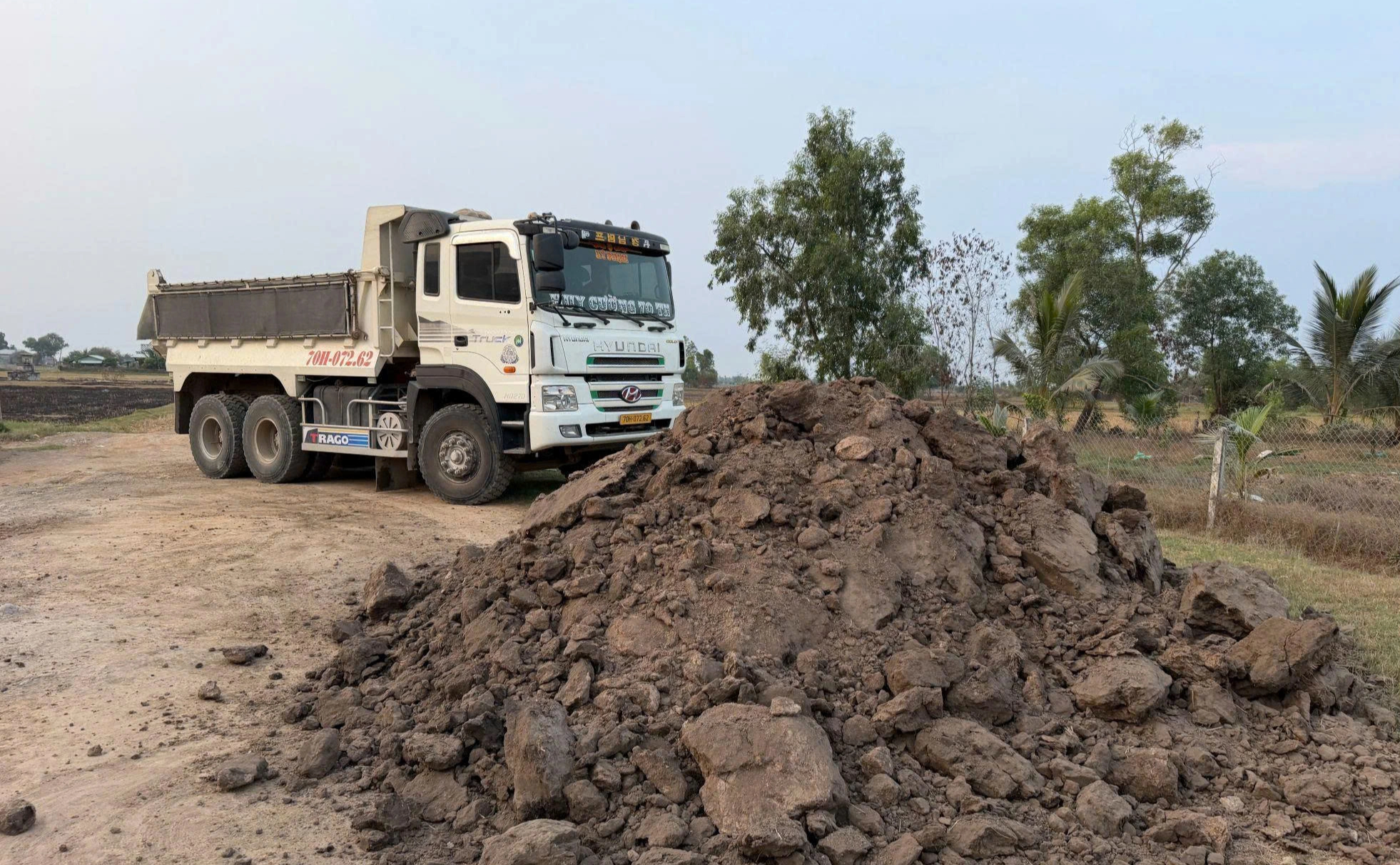 Tây Ninh: Triệt phá đường dây "rút ruột" đất mặt ruộng quy mô lớn vùng biên - Ảnh 1.