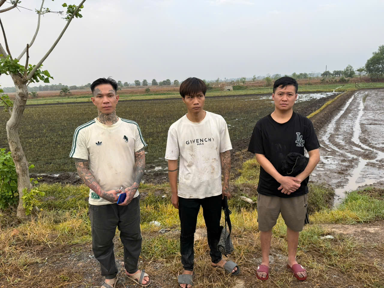 Biên phòng Tây Ninh bắt 3 người từng làm 'sòng bài online' nhập cảnh trái phép- Ảnh 2.