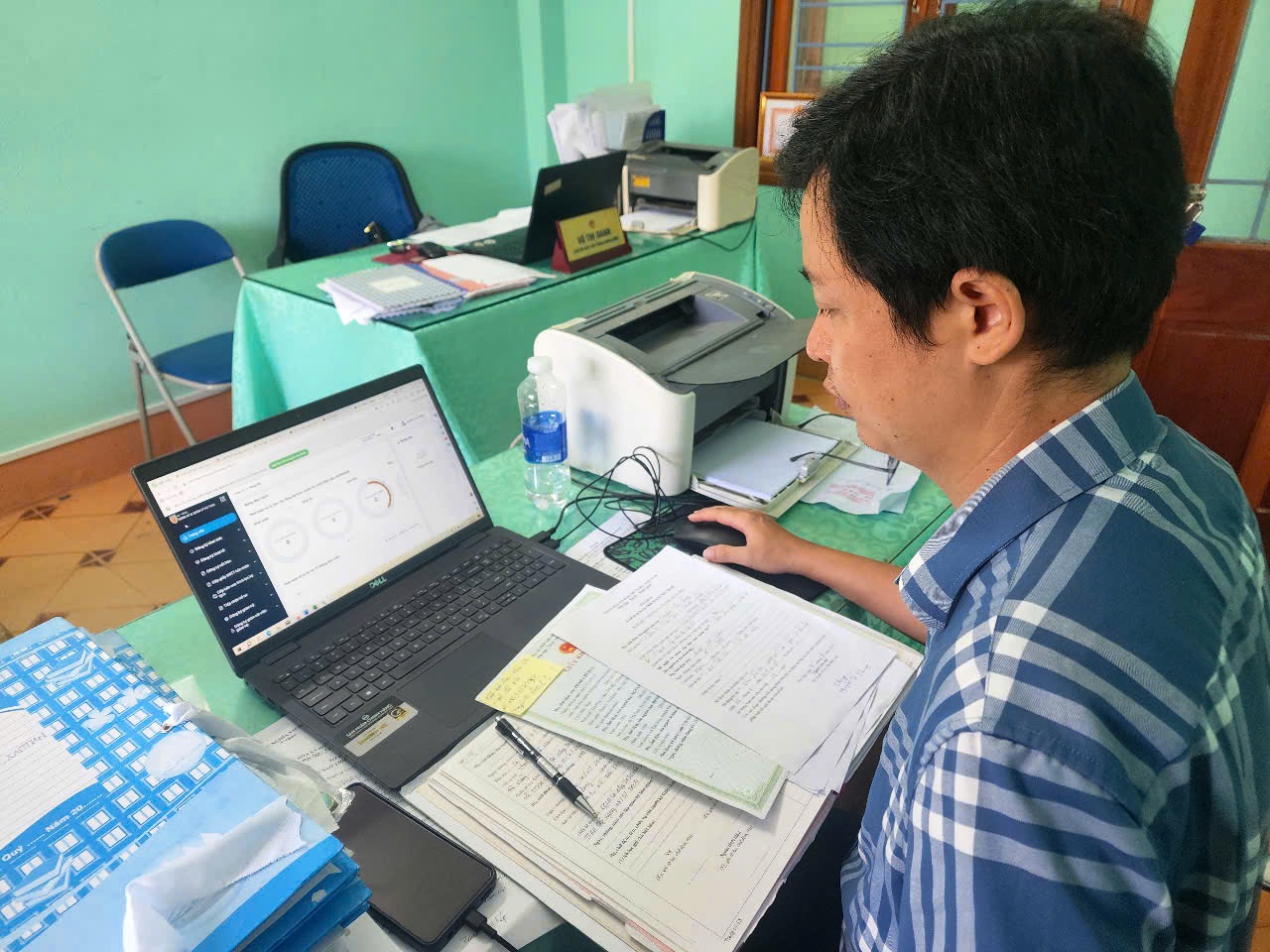Khi ch&iacute;nh quyền kh&ocirc;ng c&ograve;n khoảng c&aacute;ch - Ảnh 4.