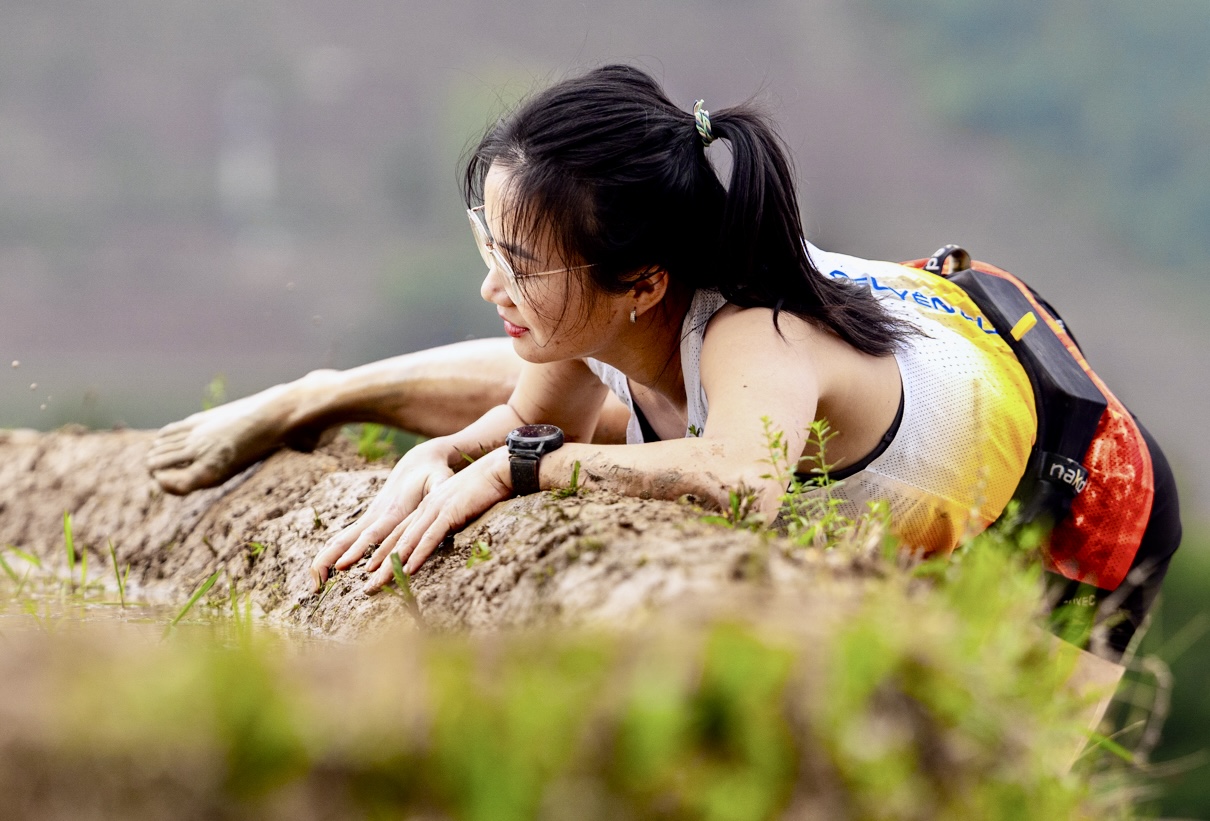 Nữ vận động vi&ecirc;n 'g&acirc;y sốt' ở giải leo ruộng bậc thang - Ảnh 1.
