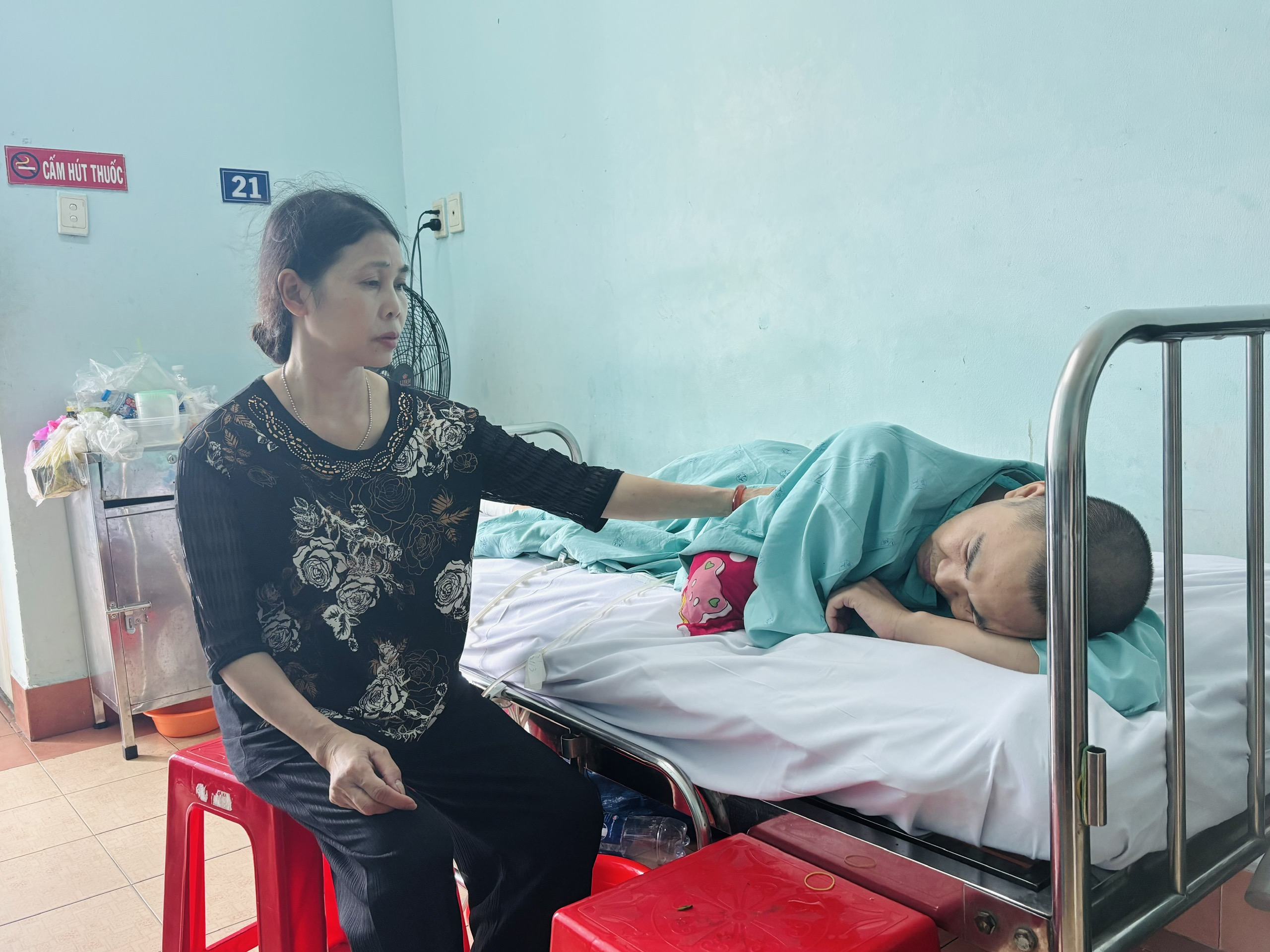 Mẹ nghèo bán đất, vay nợ vẫn không đủ tiền cứu con bị liệt sau tai nạn - Ảnh 1.