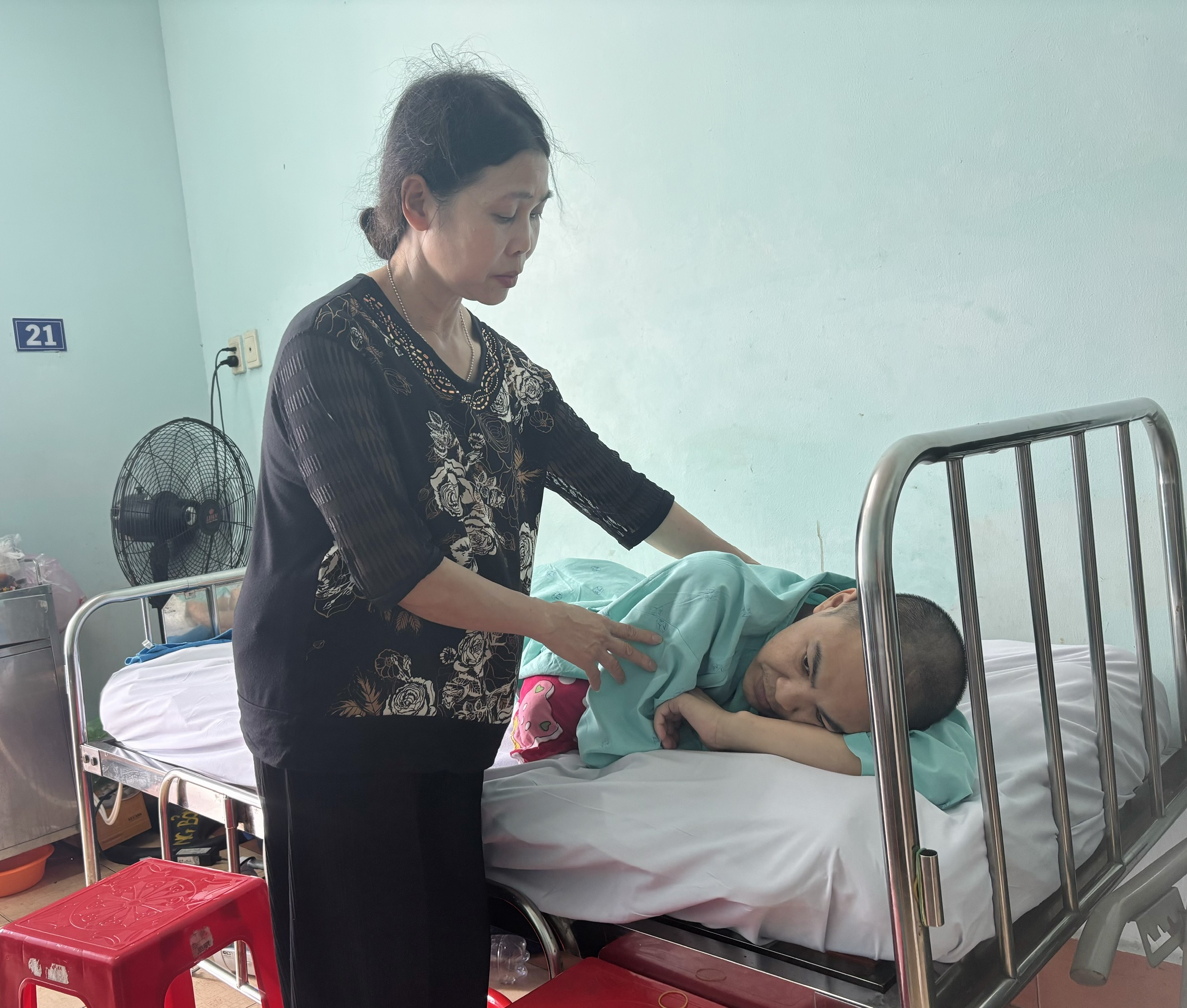 Mẹ nghèo bán đất, vay nợ vẫn không đủ tiền cứu con bị liệt sau tai nạn - Ảnh 2.