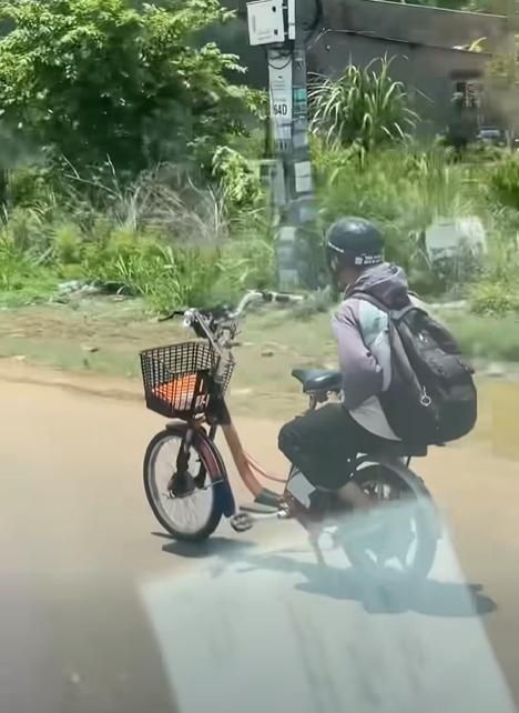 Xác minh thiếu niên ngồi ghế sau buông 2 tay khi đi xe đạp điện - Ảnh 2.