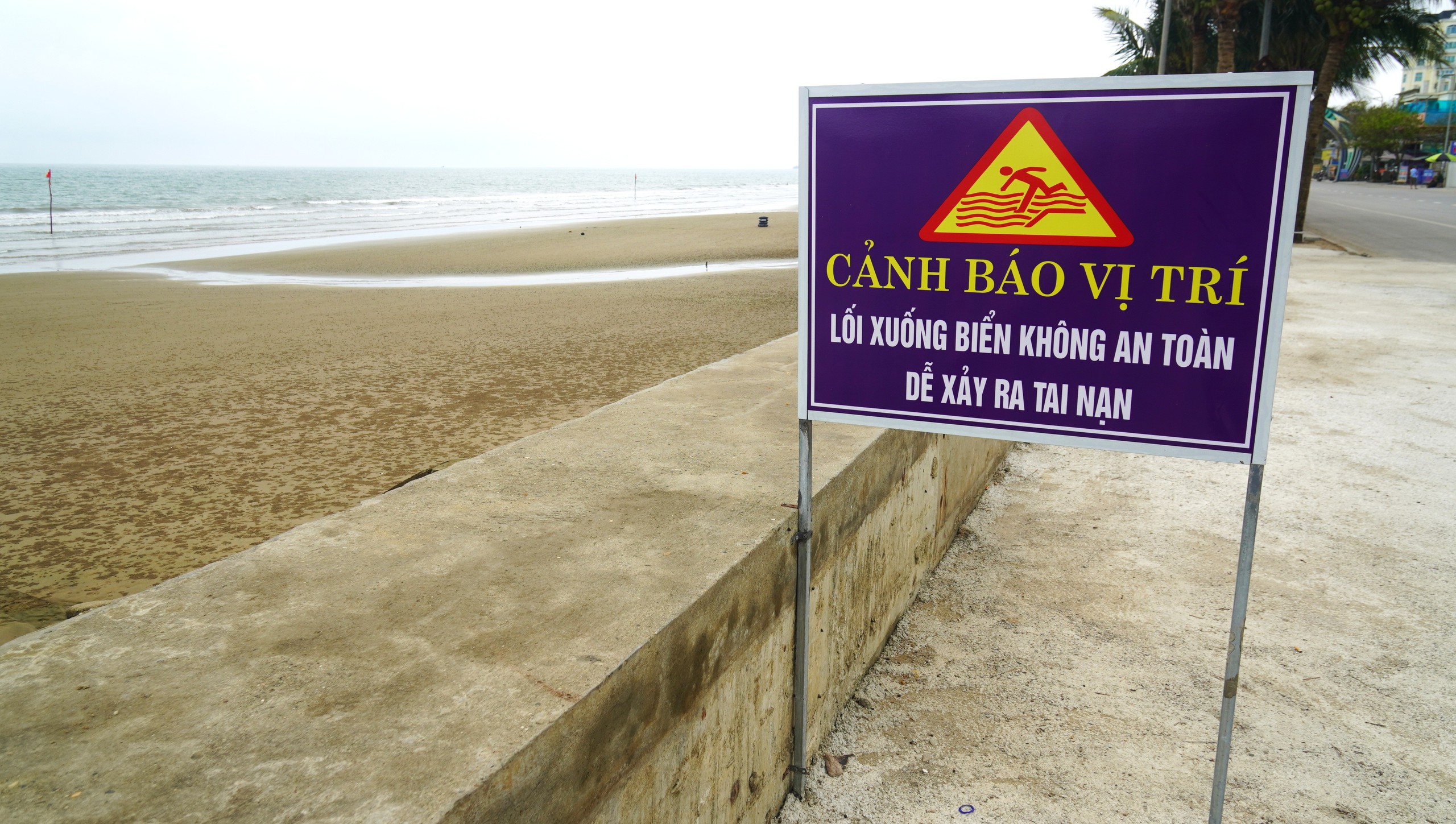 Đinh sắt nhọn hoắt tr&ecirc;n b&atilde;i biển Hải Tiến - Ảnh 10.