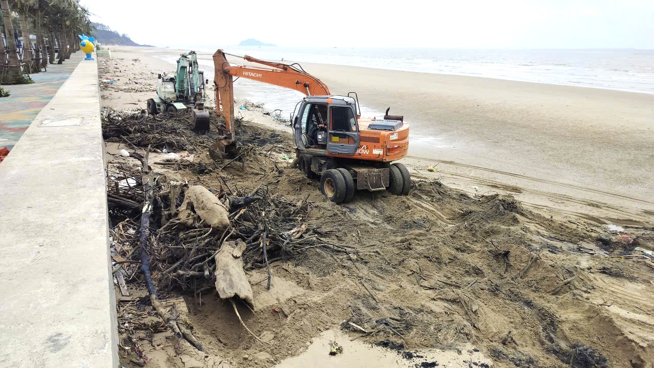 Đinh sắt nhọn hoắt tr&ecirc;n b&atilde;i biển Hải Tiến - Ảnh 12.