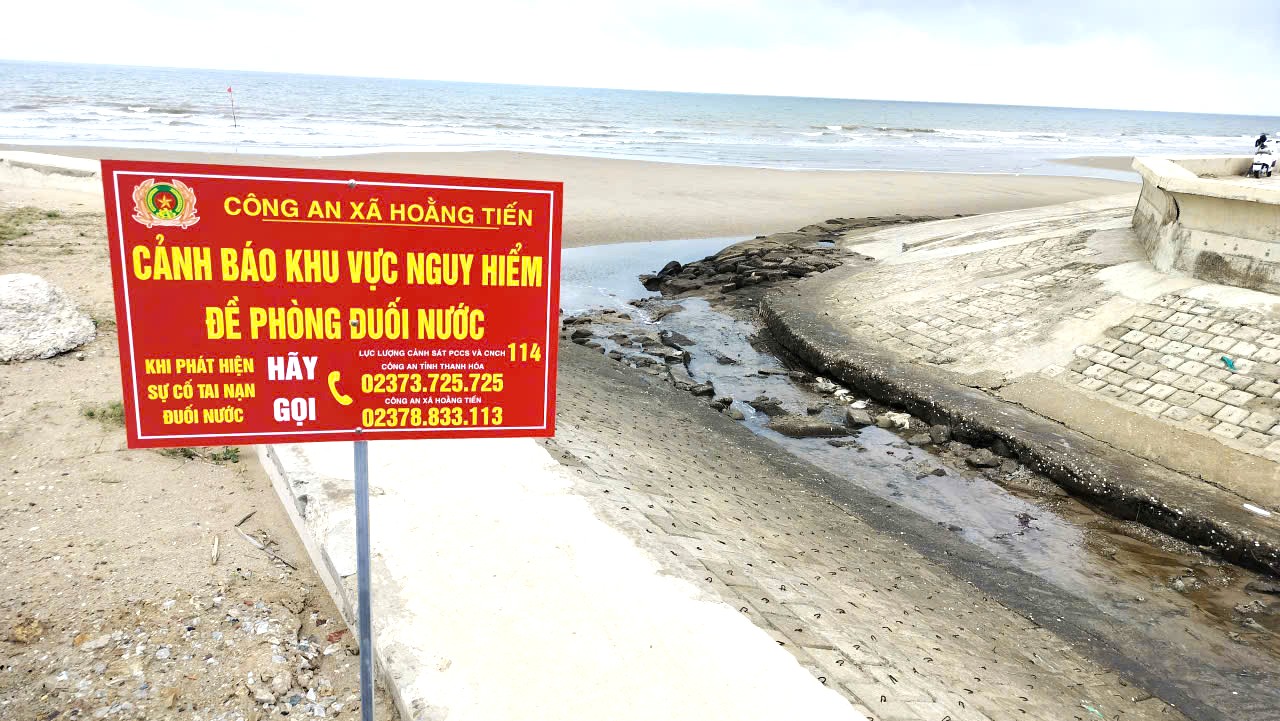 Đinh sắt nhọn hoắt tr&ecirc;n b&atilde;i biển Hải Tiến - Ảnh 11.