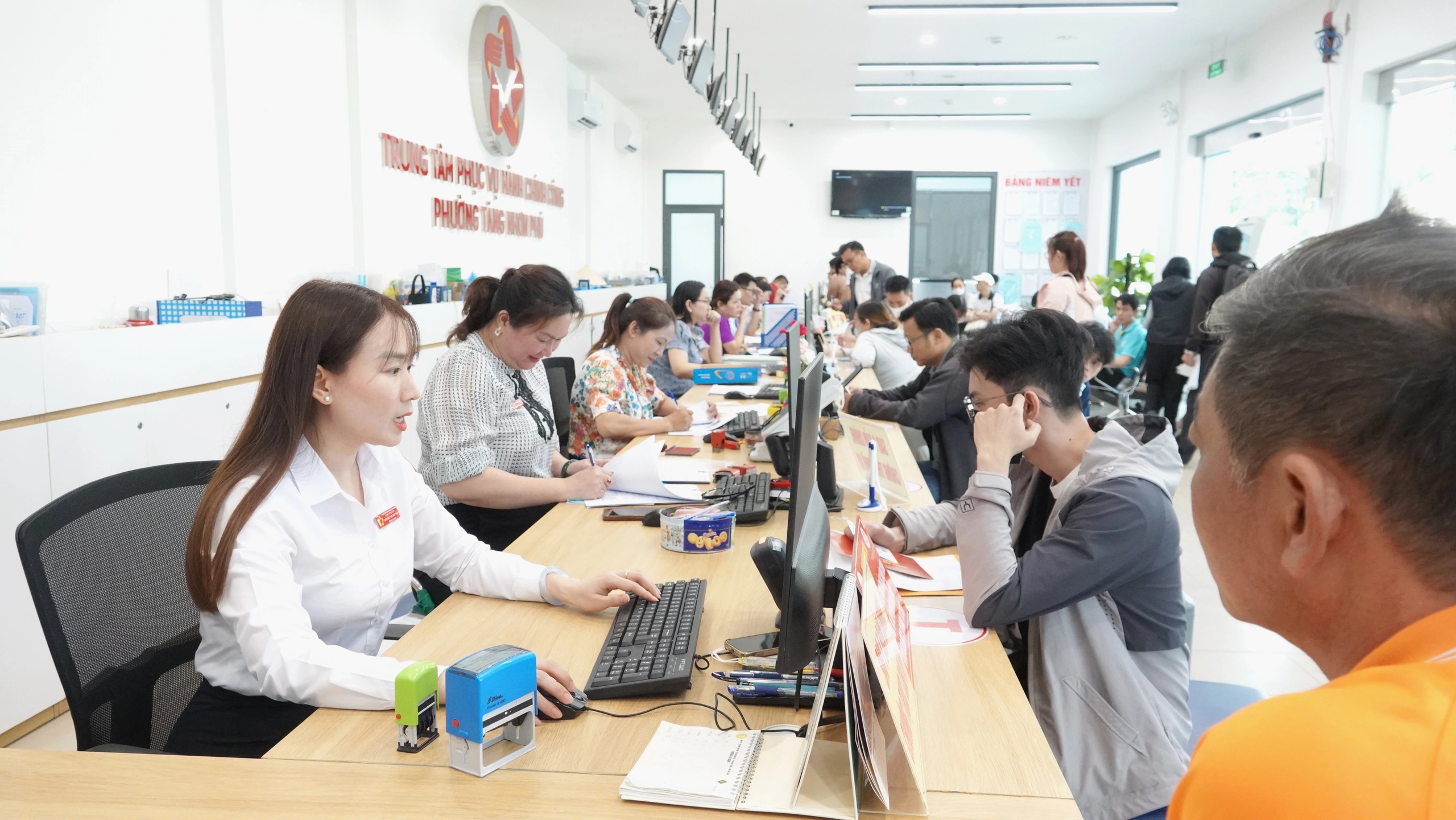Thủ tục gọn, dân lợi: Giải quyết tại phường, bớt khâu trung gian - Ảnh 1.