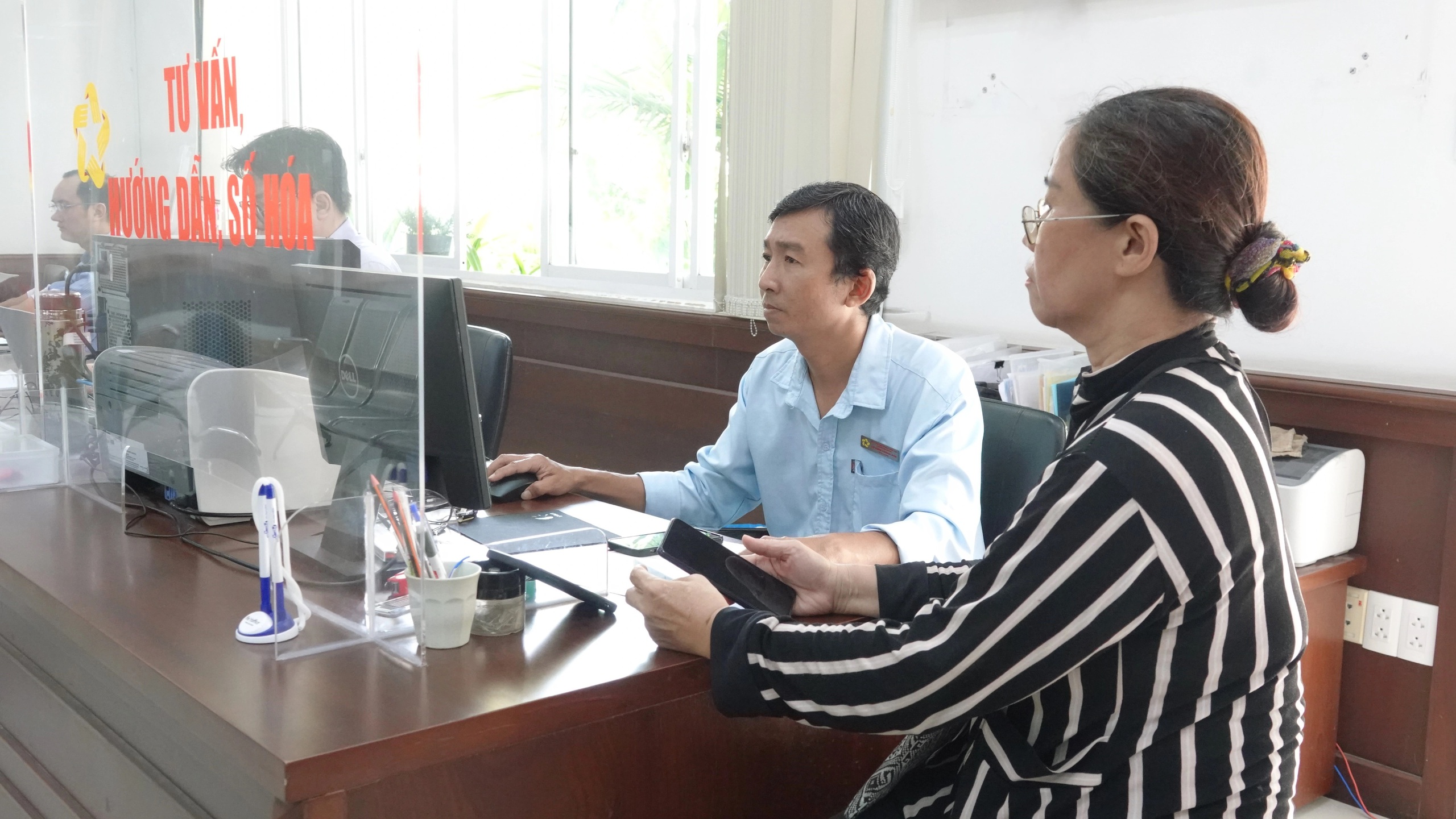 Thủ tục gọn, dân lợi: Giải quyết tại phường, bớt khâu trung gian - Ảnh 2.