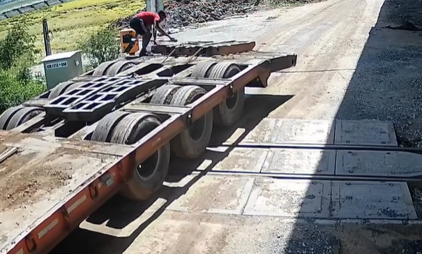 Xử lý tài xế điều khiển xe đầu kéo làm gãy rào chắn tàu hỏa - Ảnh 1.