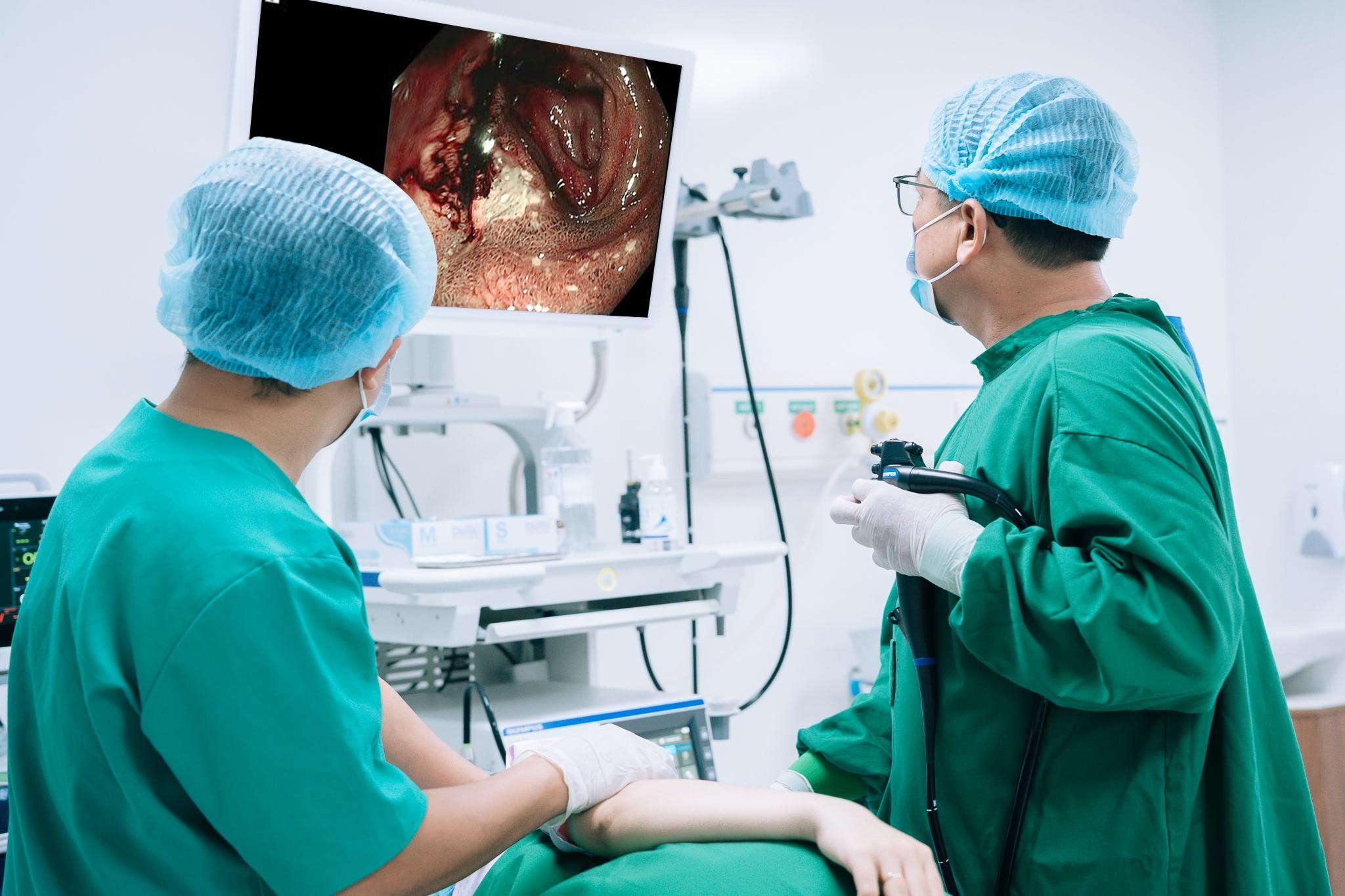 Chủ quan vì không đau bụng, người đàn ông suýt nguy kịch do xuất huyết tiêu hóa - Ảnh 1.