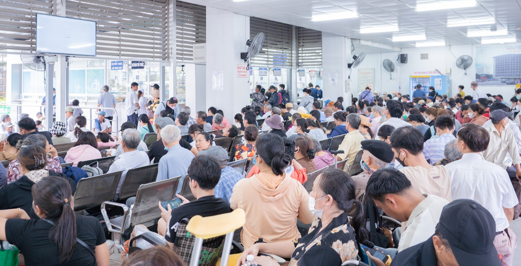 Bệnh viện Chợ Rẫy tiếp nhận bệnh nhân đến khám ngoại trú cao nhất lịch sử - Ảnh 1.