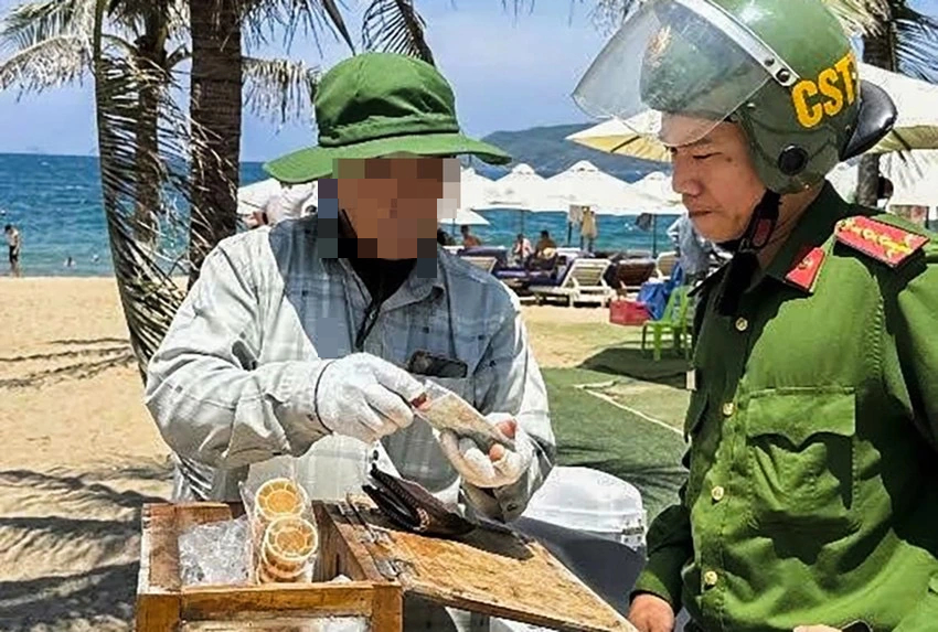 Xử phạt người bán kem dạo ở Nha Trang bị tố ‘chặt chém’ du khách- Ảnh 1.