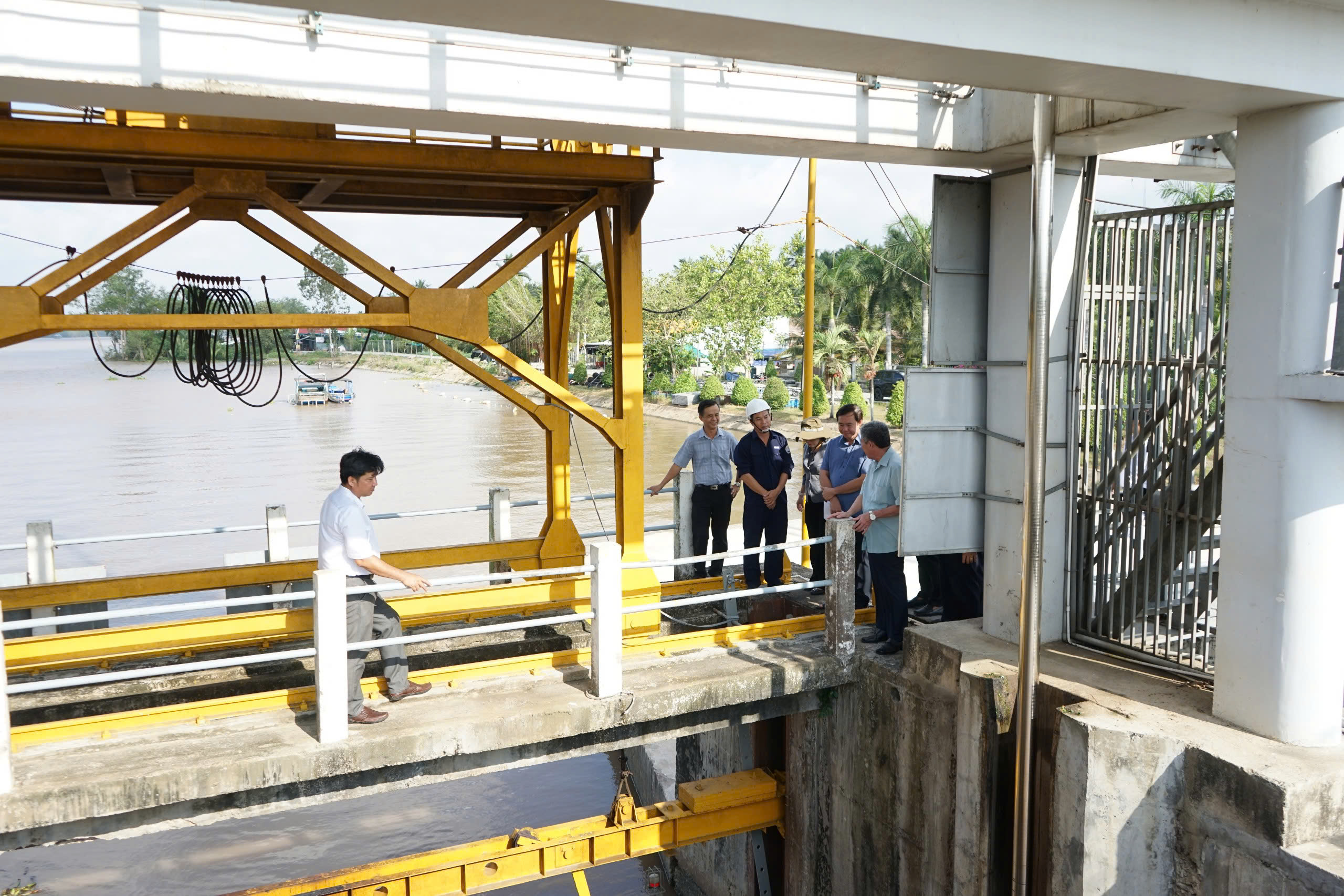 Giải cơn khát cho vùng đất bị xâm nhập mặn - Ảnh 3.