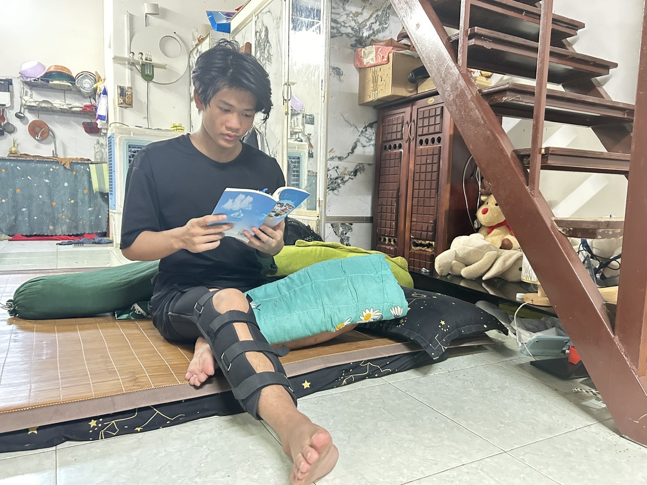 Cậu học tr&ograve; ngh&egrave;o mong &ldquo;ph&eacute;p m&agrave;u&rdquo; để c&oacute; tiền phẫu thuật ch&acirc;n- Ảnh 1.