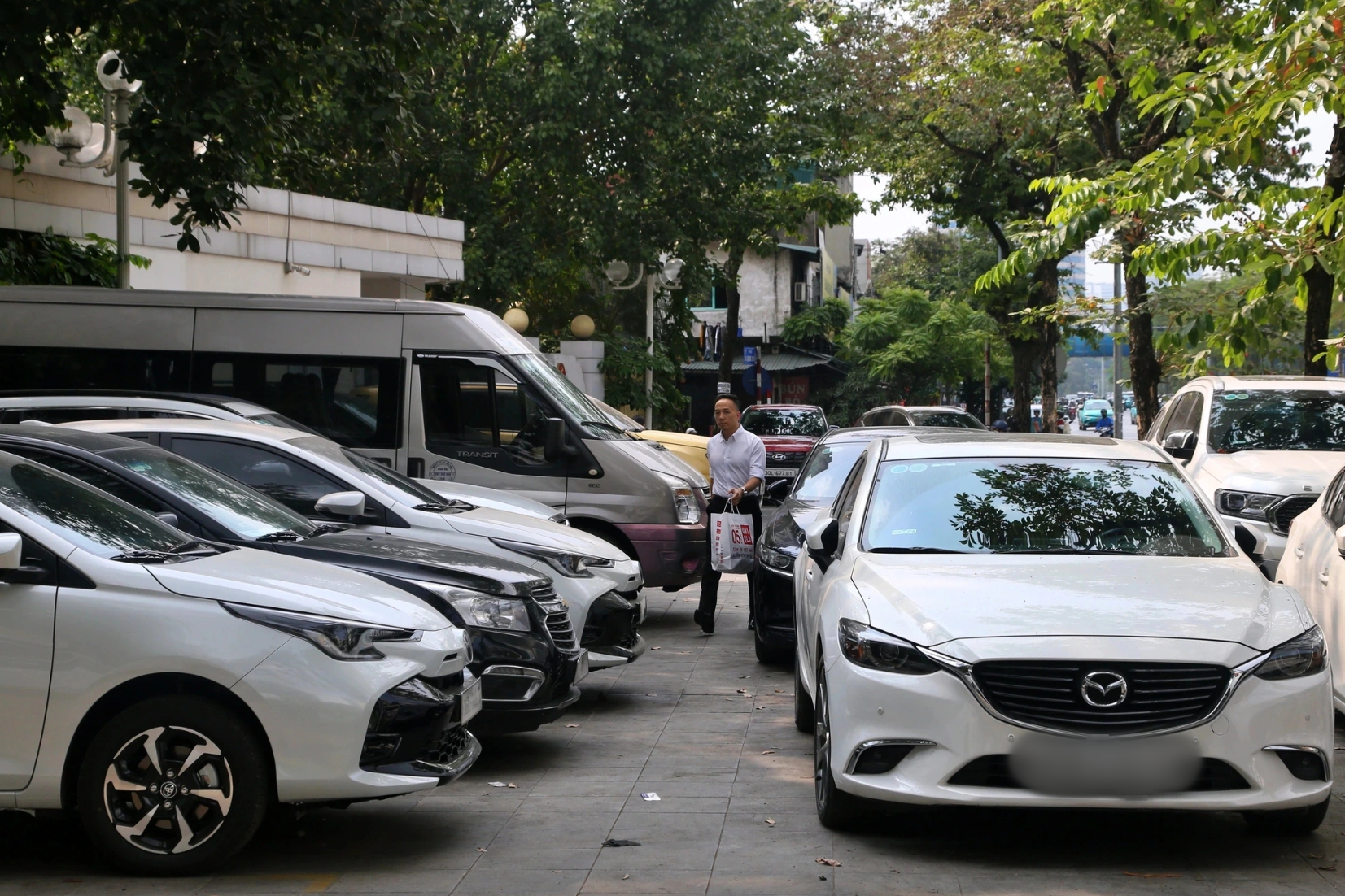 Hà Nội dự kiến tăng phí dùng vỉa hè để trông xe lên tối đa 400.000 đồng/m2/tháng- Ảnh 1.
