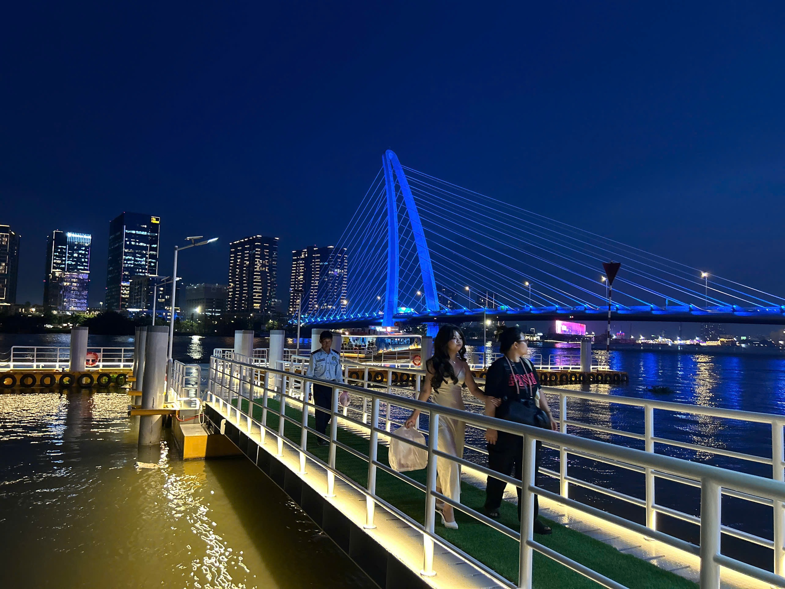 Bến t&agrave;u Ba Son c&oacute; g&igrave; m&agrave; giới trẻ TP.HCM rủ nhau check-in view 'triệu đ&ocirc;'? - Ảnh 5.