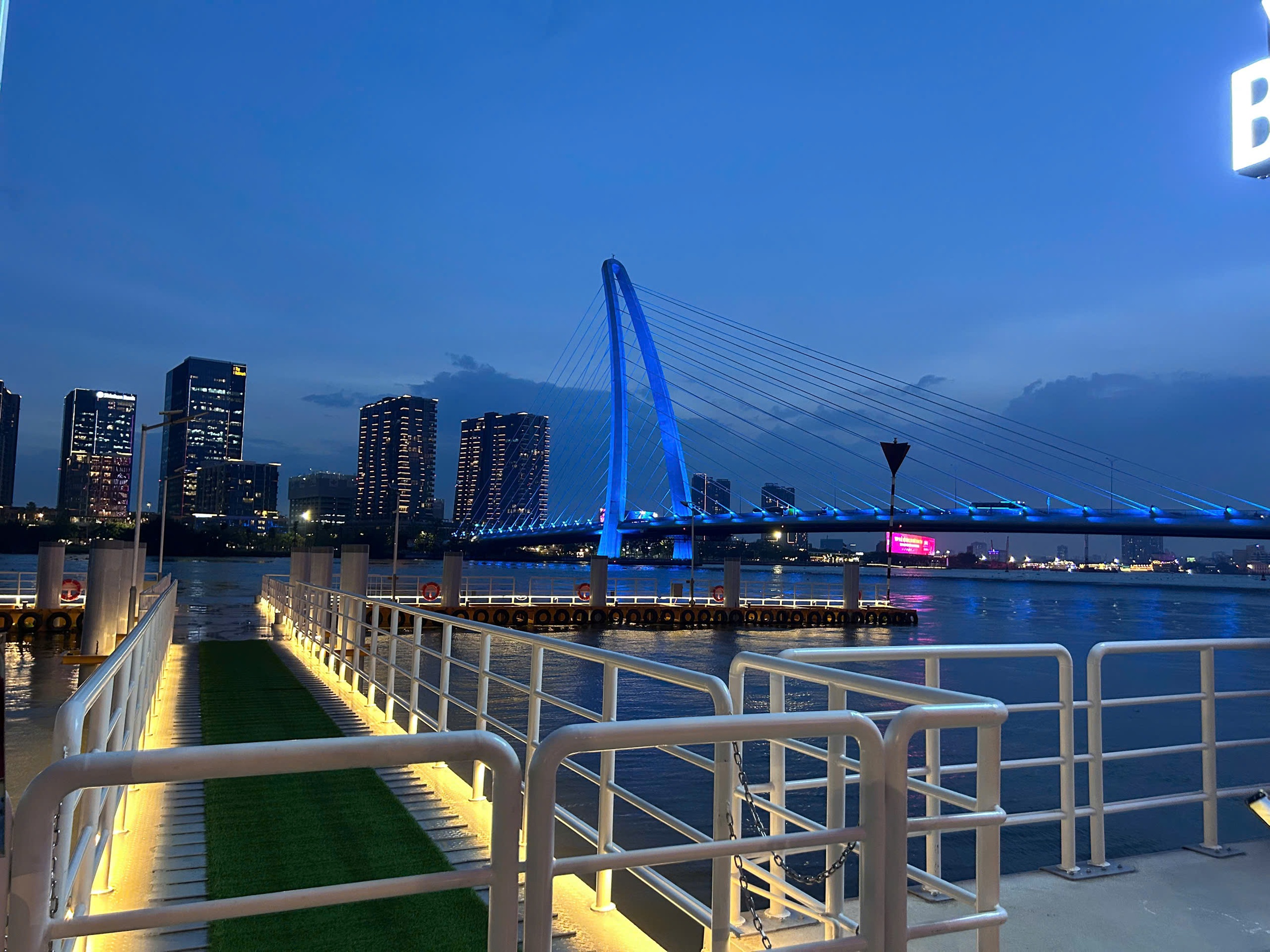 Bến t&agrave;u Ba Son c&oacute; g&igrave; m&agrave; giới trẻ TP.HCM rủ nhau check-in view 'triệu đ&ocirc;'? - Ảnh 4.