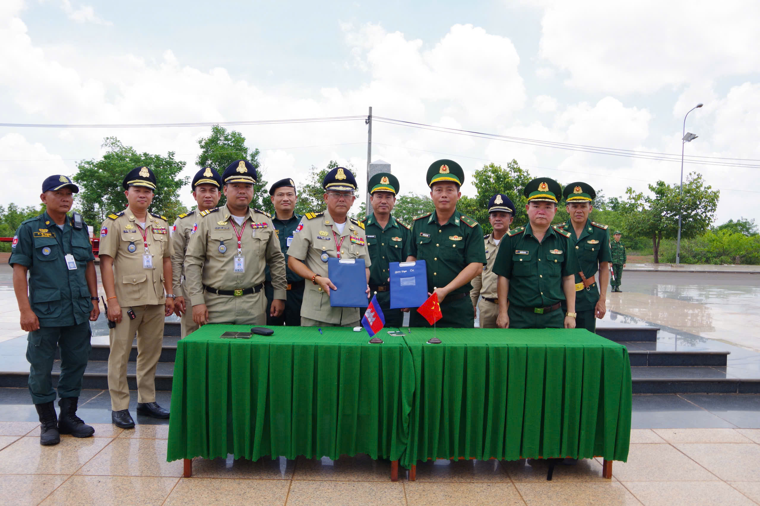 Tiếp nhận 18 công dân Việt Nam do Campuchia bàn giao- Ảnh 1.