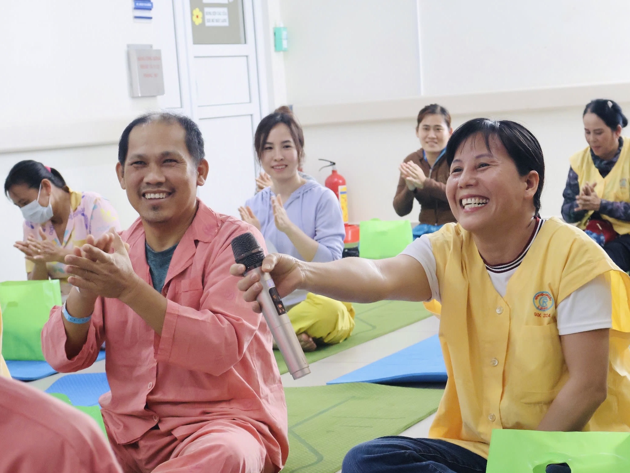 Lớp yoga cho bệnh nhân nặng ở Bệnh viện Chợ Rẫy: 'Ở bệnh viện mà thấy vui'- Ảnh 7.