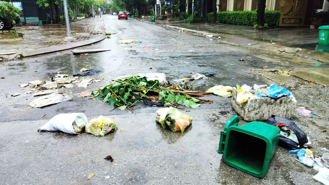 Rác tràn ngập đường phố sau mưa lớn - Ảnh 1.