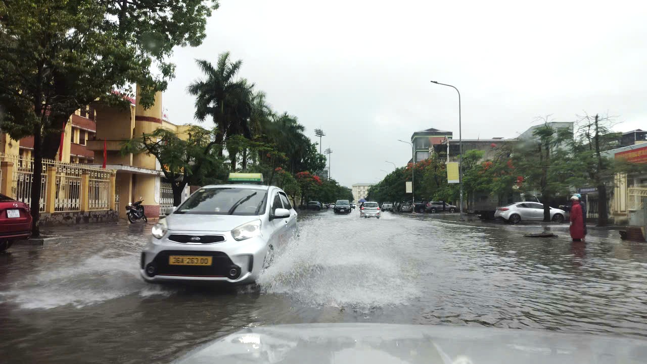 Rác tràn ngập đường phố sau mưa lớn - Ảnh 5.