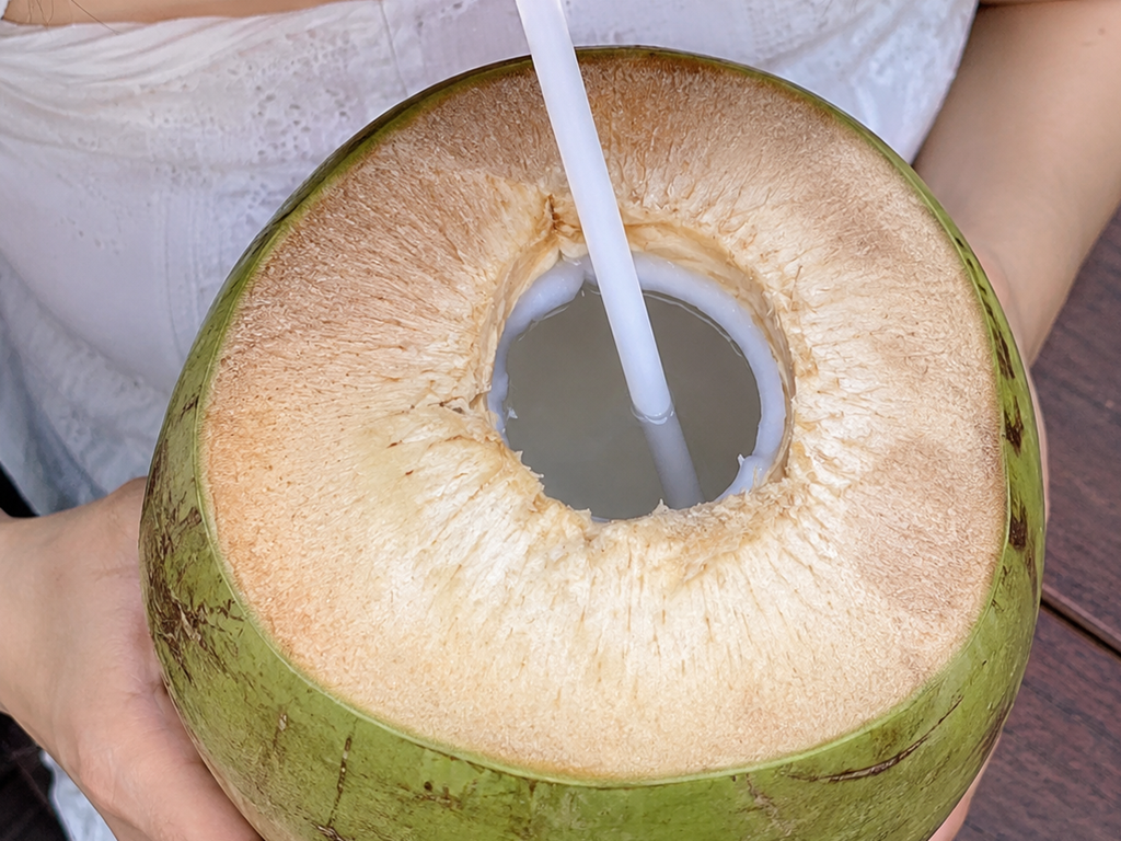 Uống nước dừa mỗi ngày: Lợi ích và rủi ro ít người để ý 10 Uống nước dừa mỗi ngày: Lợi ích và rủi ro ít người để ý - Ảnh 1.