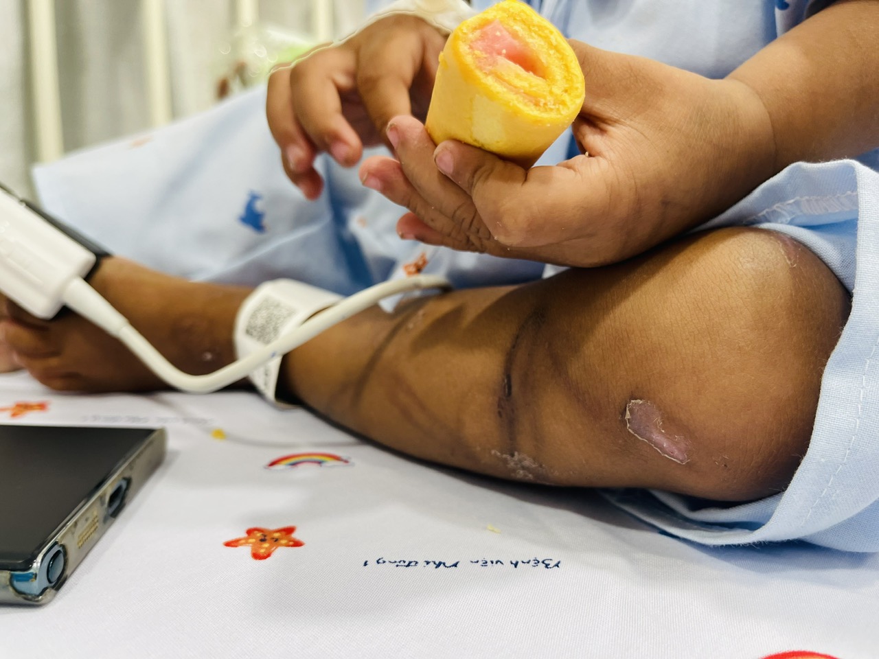 Thông tin mới nhất vụ bé trai 2 tuổi bị bạo hành dã man ở TP.HCM- Ảnh 11.