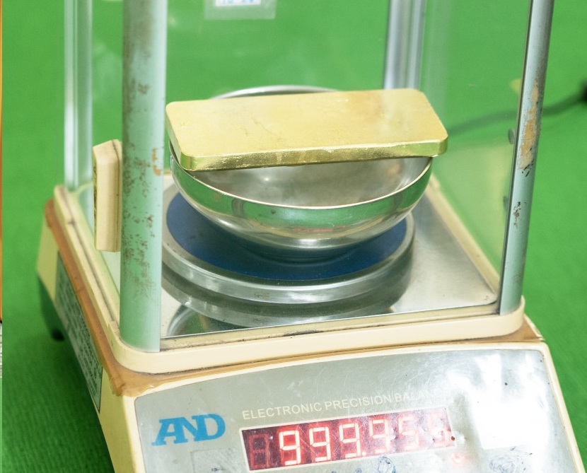 Vận chuyển gần 1 kg vàng lậu để nhận tiền công 700.000 đồng- Ảnh 1.