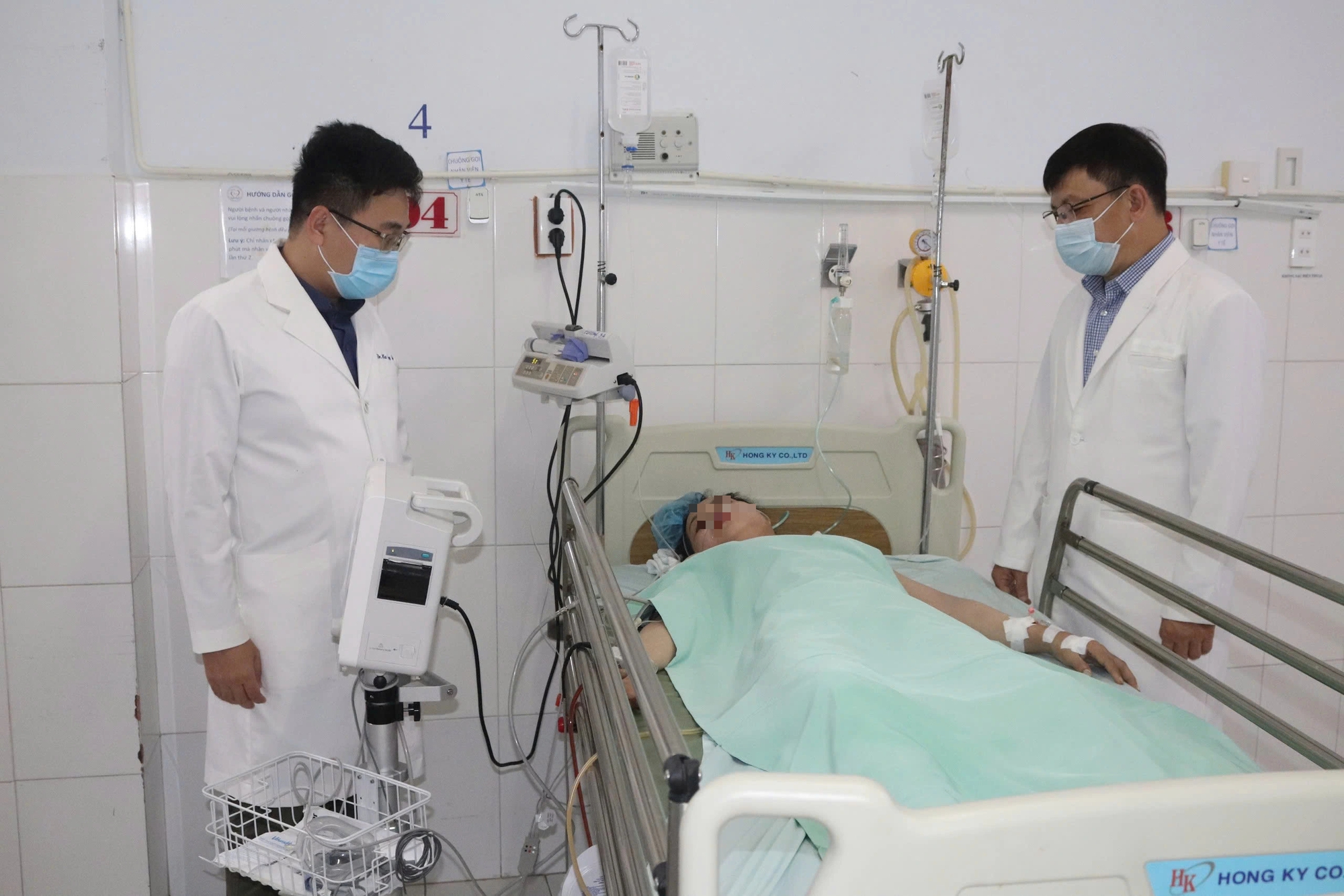 Bác sĩ Bệnh viện Chợ bay đến Phú Quốc trong đêm, cứu công nhân ngã giàn giáo - Ảnh 1.