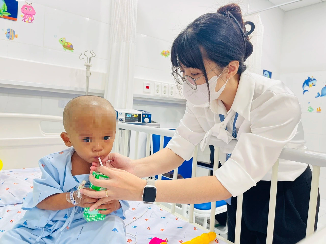 Thông tin mới nhất vụ bé trai 2 tuổi bị bạo hành dã man ở TP.HCM- Ảnh 5.