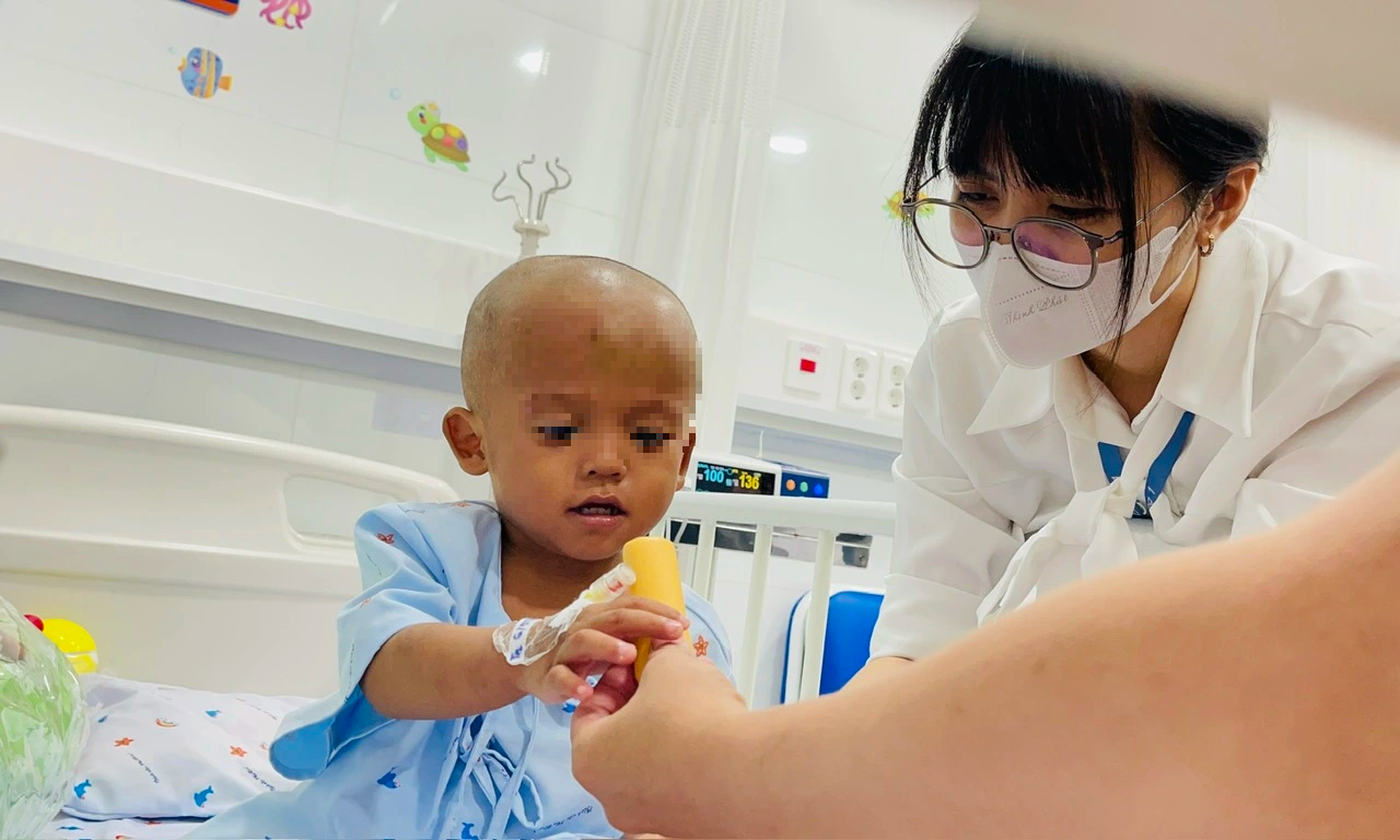 Thông tin mới nhất vụ bé trai 2 tuổi bị bạo hành dã man ở TP.HCM- Ảnh 7.