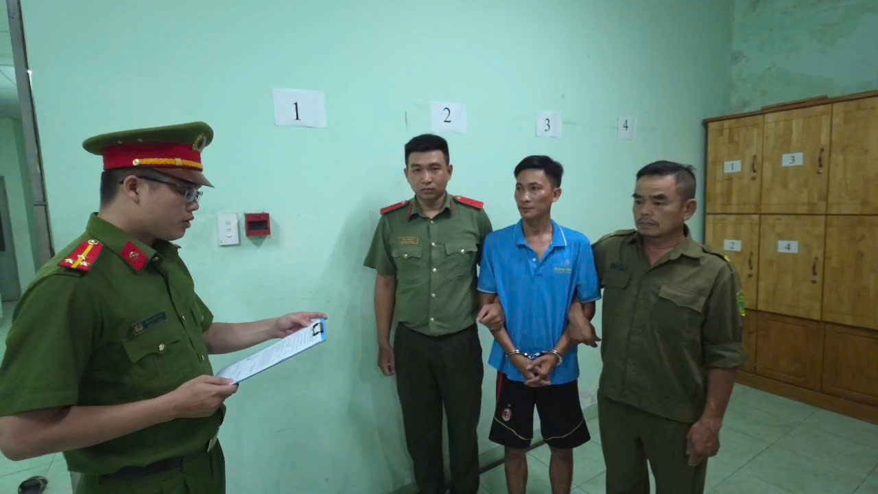 Tạm giữ cha dượng đánh con riêng của vợ  - Ảnh 2.