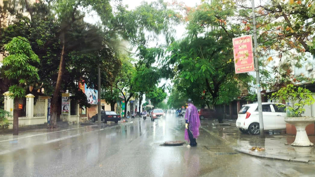 Rác tràn ngập đường phố sau mưa lớn - Ảnh 7.