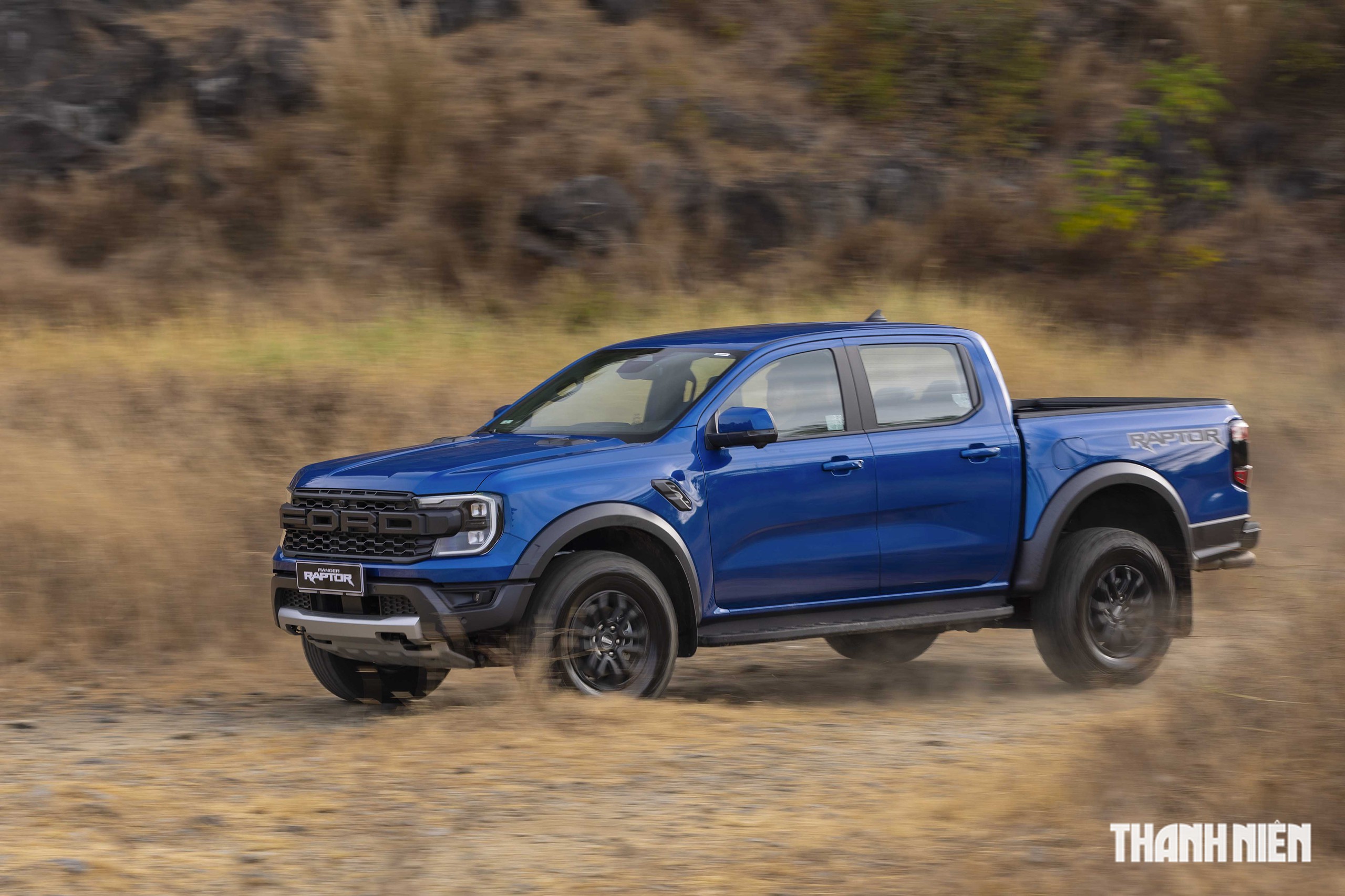 Ford Ranger Raptor m&aacute;y xăng gi&aacute; 1,448 tỉ tại Việt Nam, c&oacute; g&igrave; chinh phục 'd&acirc;n chơi'? - Ảnh 4.