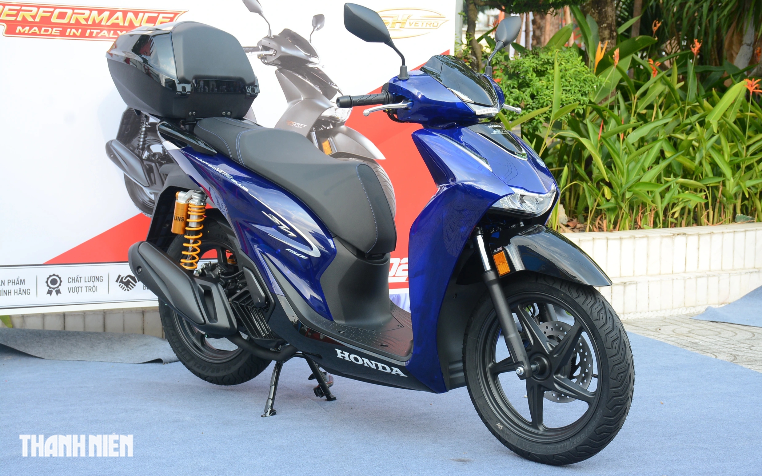 Khoác 'dàn áo' độc lạ Honda SH150i Vetro Blue 2026 về Việt Nam, giá 235 triệu đồng - Ảnh 1.