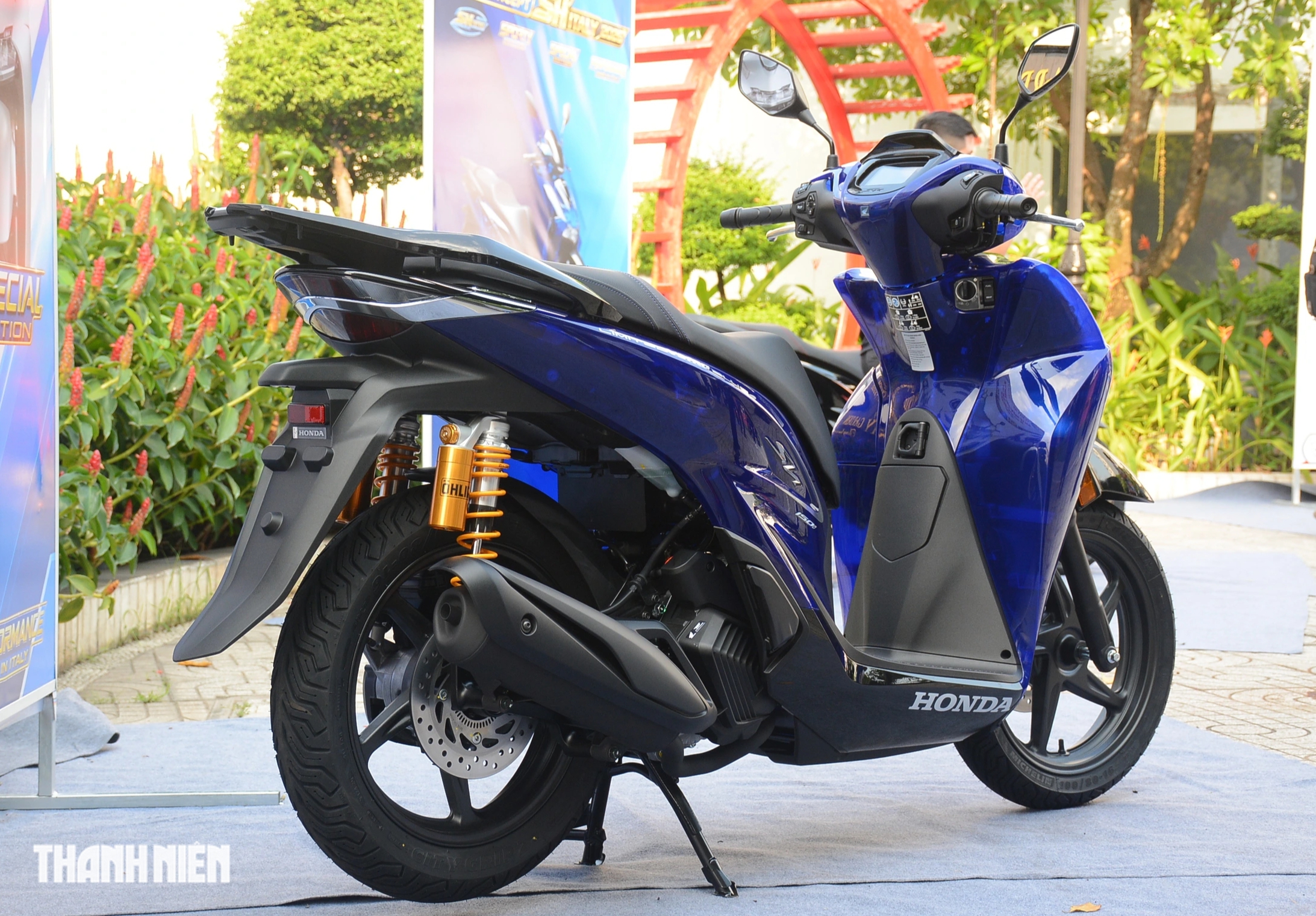 Khoác 'dàn áo' độc lạ Honda SH150i Vetro Blue 2026 về Việt Nam, giá 235 triệu đồng - Ảnh 5.
