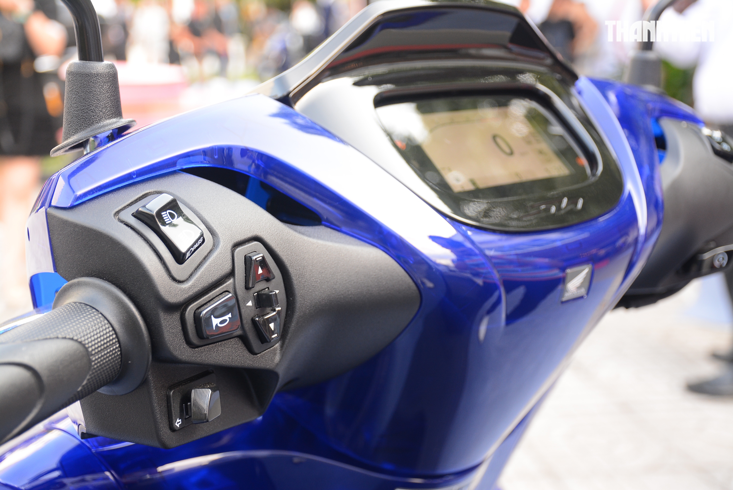 B&iacute; ẩn sau 'd&agrave;n &aacute;o' thủy tinh của Honda SH150i Vetro Blue vừa về Việt Nam - Ảnh 6.