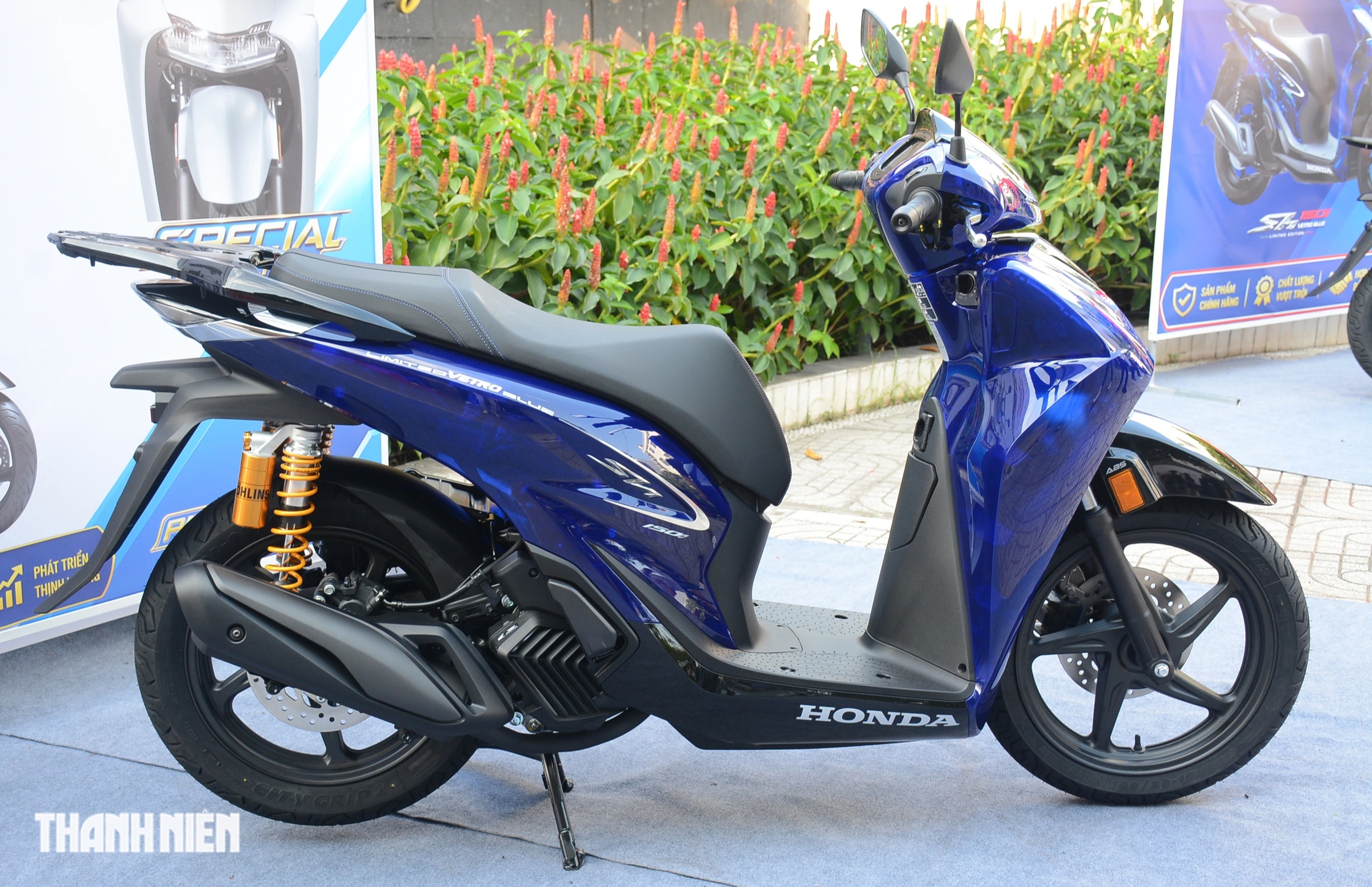 Khoác 'dàn áo' độc lạ Honda SH150i Vetro Blue 2026 về Việt Nam, giá 235 triệu đồng - Ảnh 3.